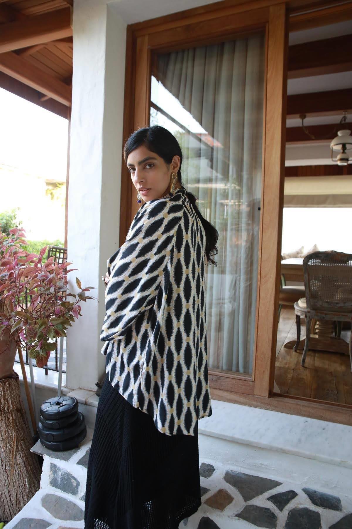 Siyah Desenli Kısa İpek Kimono