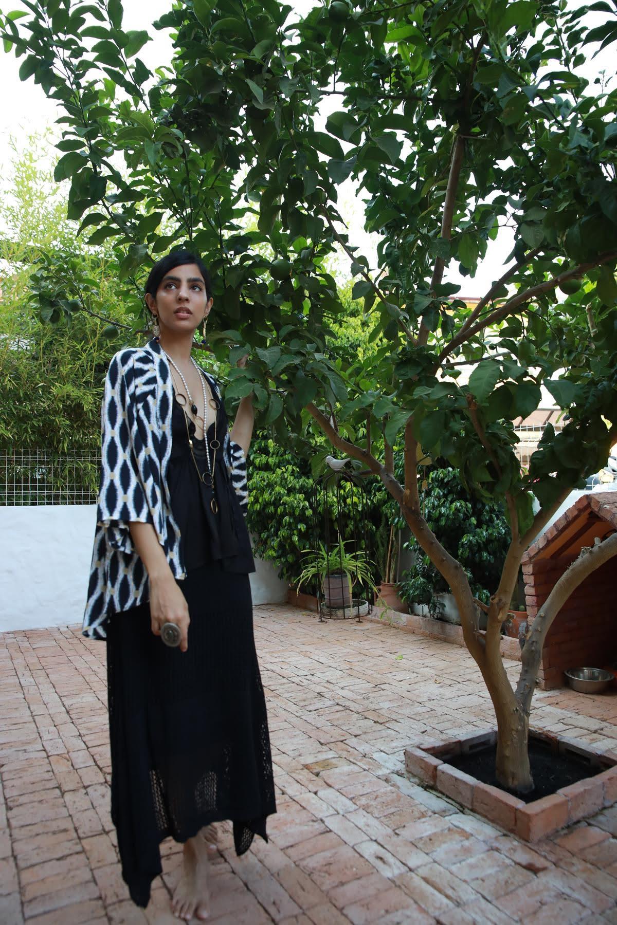 Siyah Desenli Kısa İpek Kimono