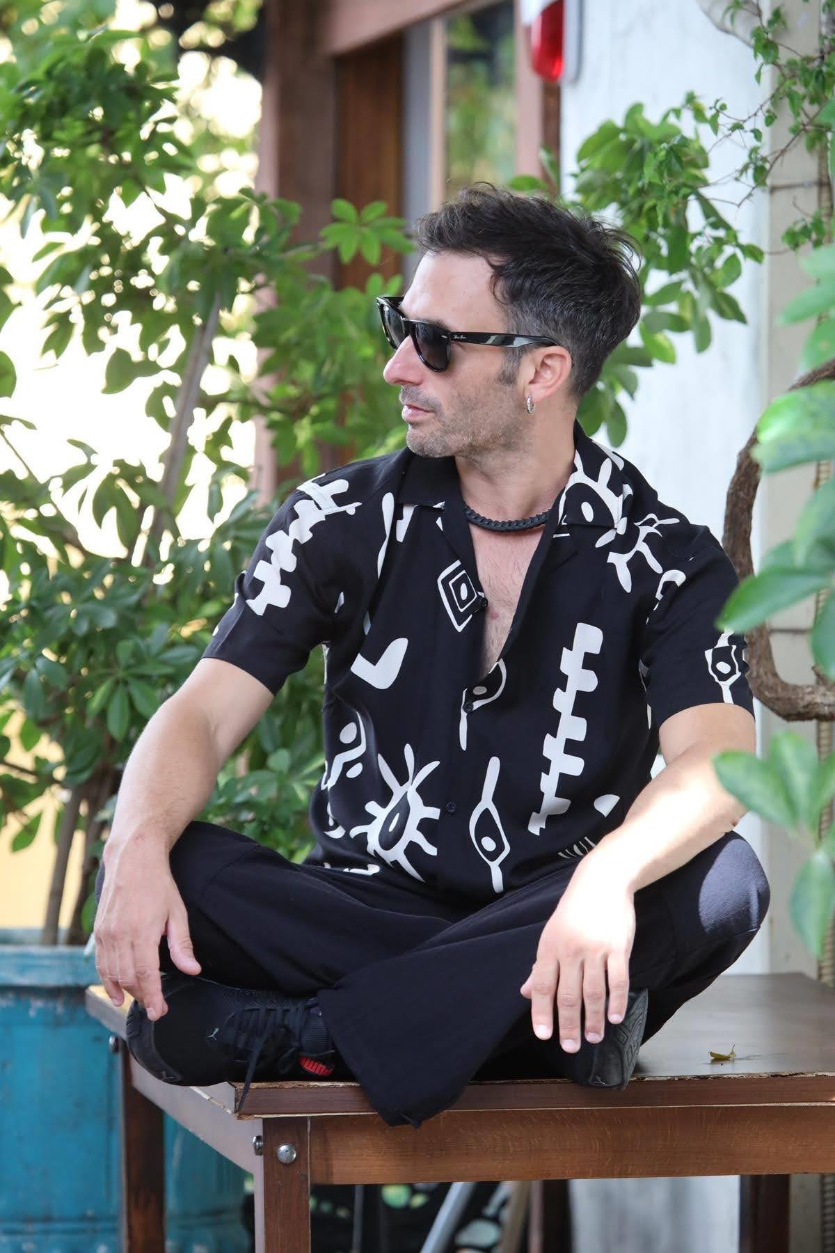 Siyah Desenli Kısa Kollu Erkek Gömlek