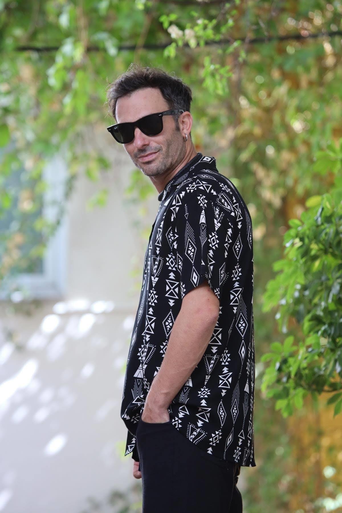 Siyah Desenli Kısa Kollu Erkek Gömlek