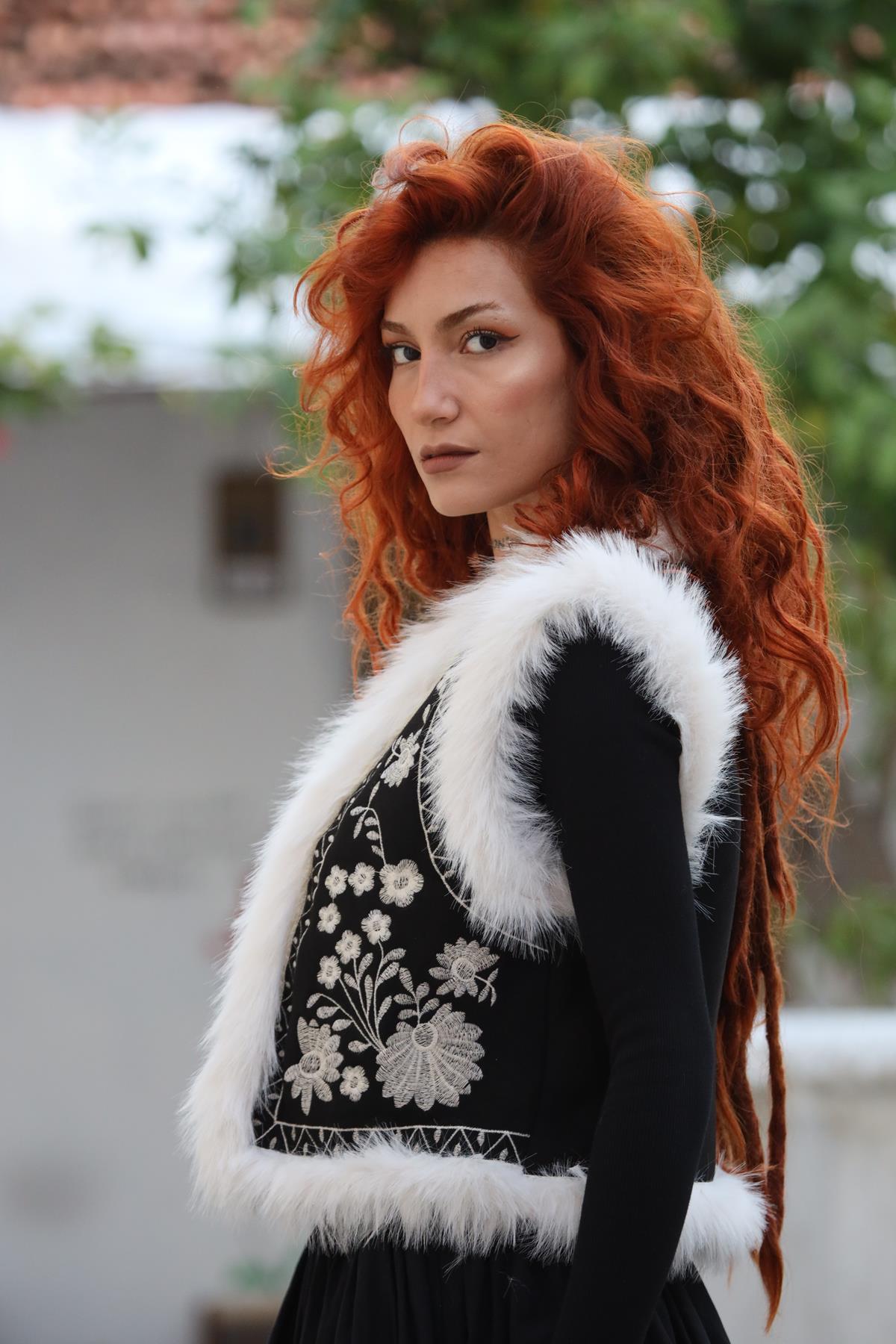 Siyah İçi Kürklü Nakışlı Süet Yelek