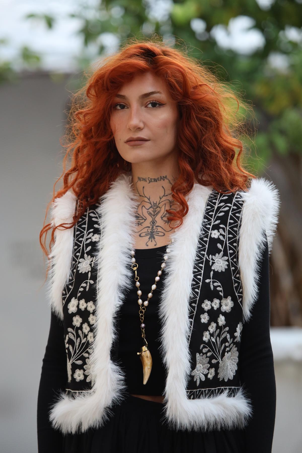 Siyah İçi Kürklü Nakışlı Süet Yelek