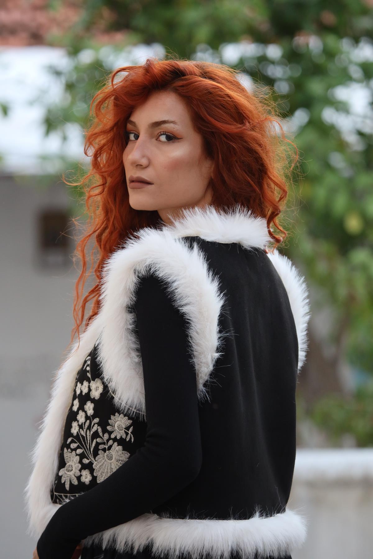 Siyah İçi Kürklü Nakışlı Süet Yelek
