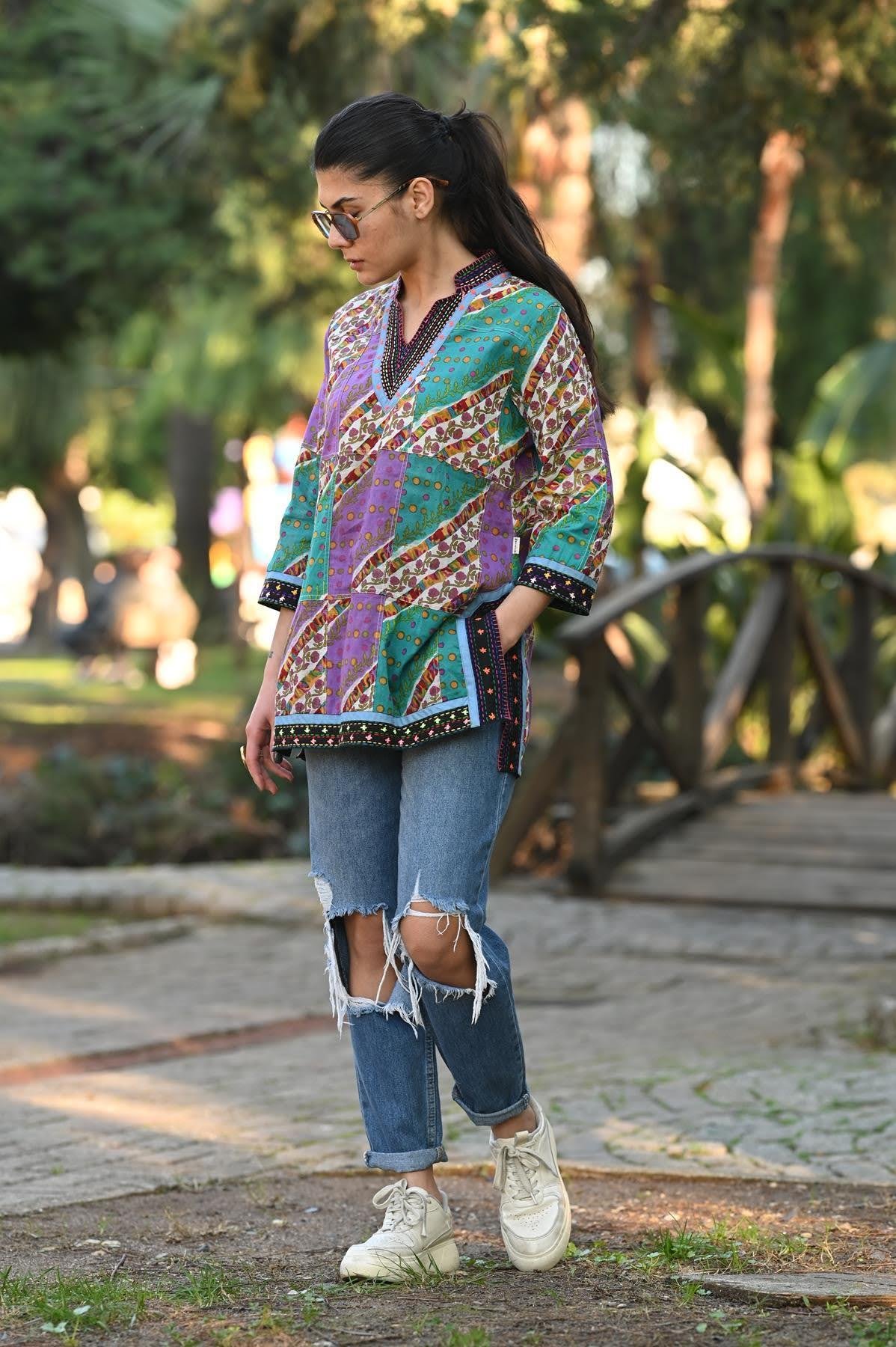 Siyah İşlemeli V Yaka Yırtmaçlı Otantik Patchwork Tunik