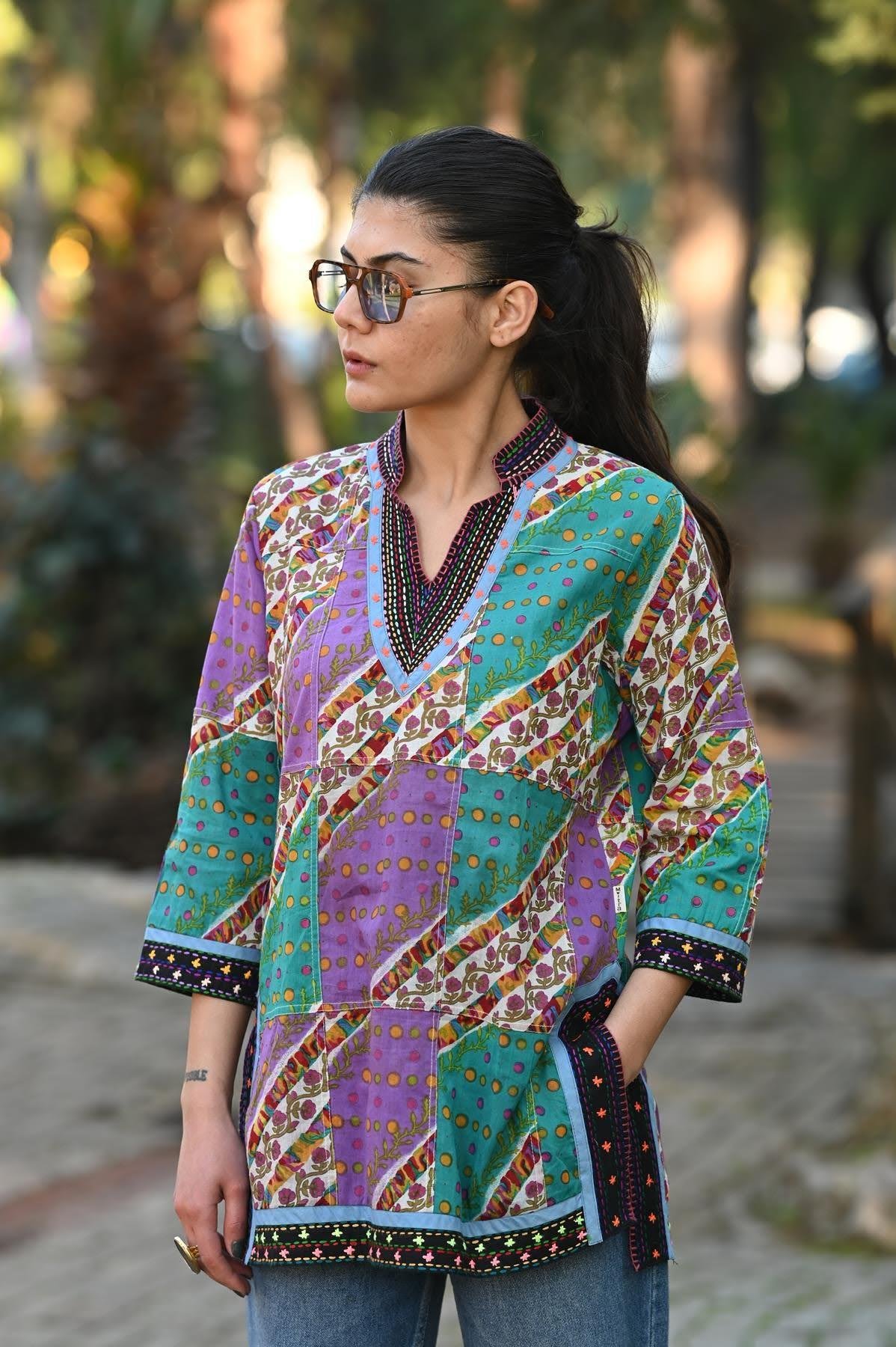 Siyah İşlemeli V Yaka Yırtmaçlı Otantik Patchwork Tunik