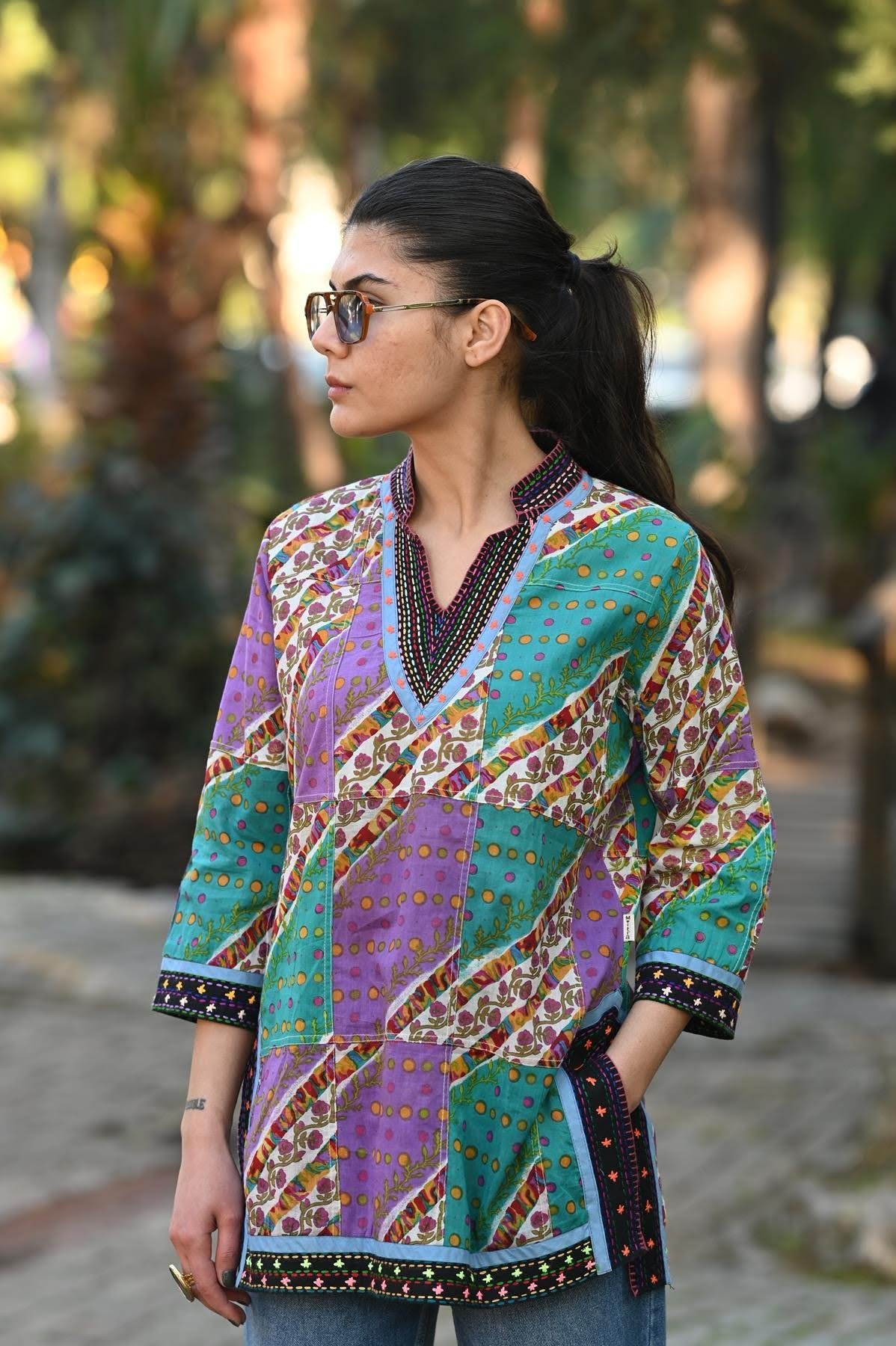 Siyah İşlemeli V Yaka Yırtmaçlı Otantik Patchwork Tunik