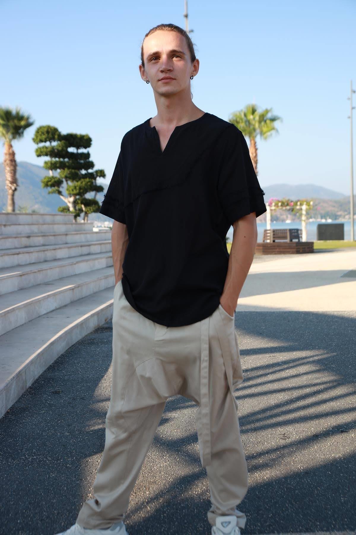 Siyah Kesik Yaka Dikiş Detaylı Erkek Tshirt