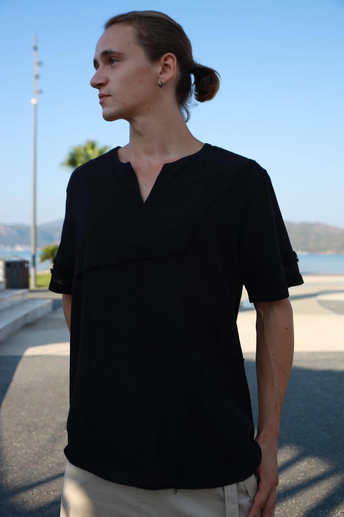 Siyah Kesik Yaka Dikiş Detaylı Erkek Tshirt