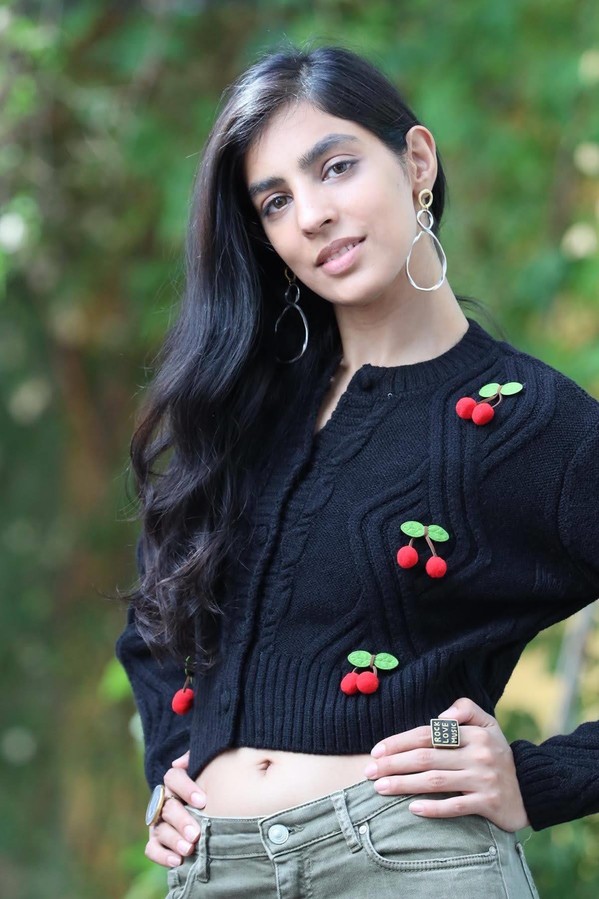 Siyah Kirazlı Örgü Detaylı Kısa Hırka