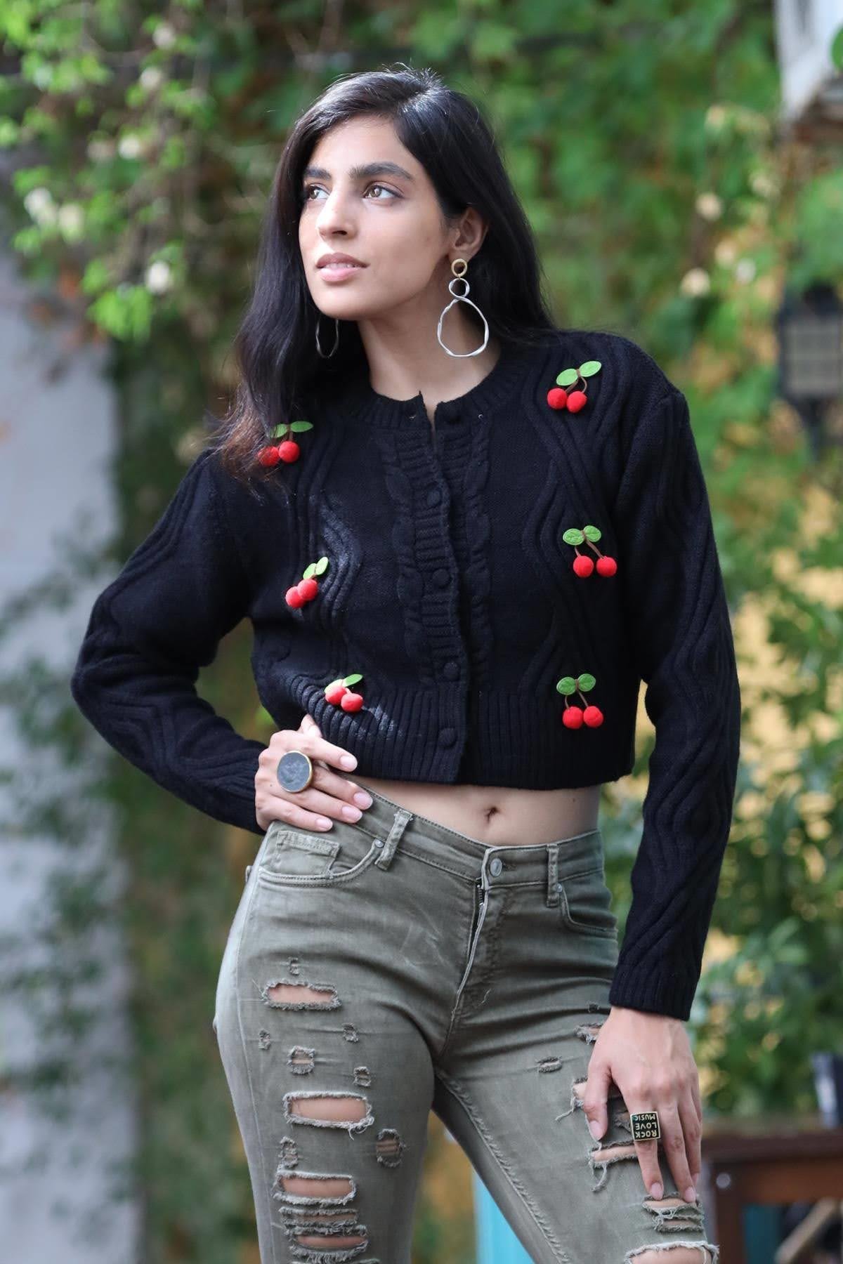 Siyah Kirazlı Örgü Detaylı Kısa Hırka