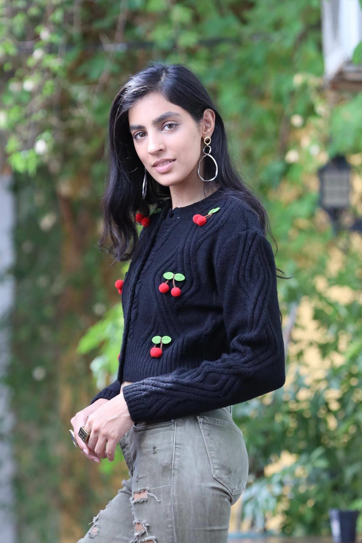 Siyah Kirazlı Örgü Detaylı Kısa Hırka