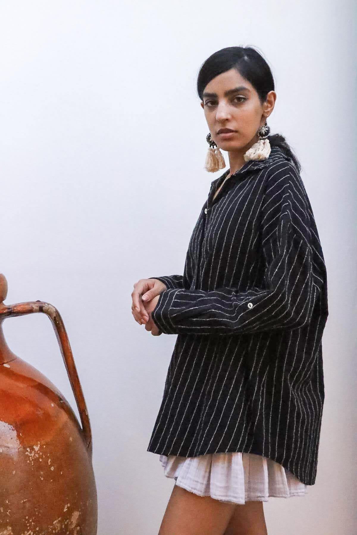 Siyah Kolları Apoletli Çizgili Keten Gömlek