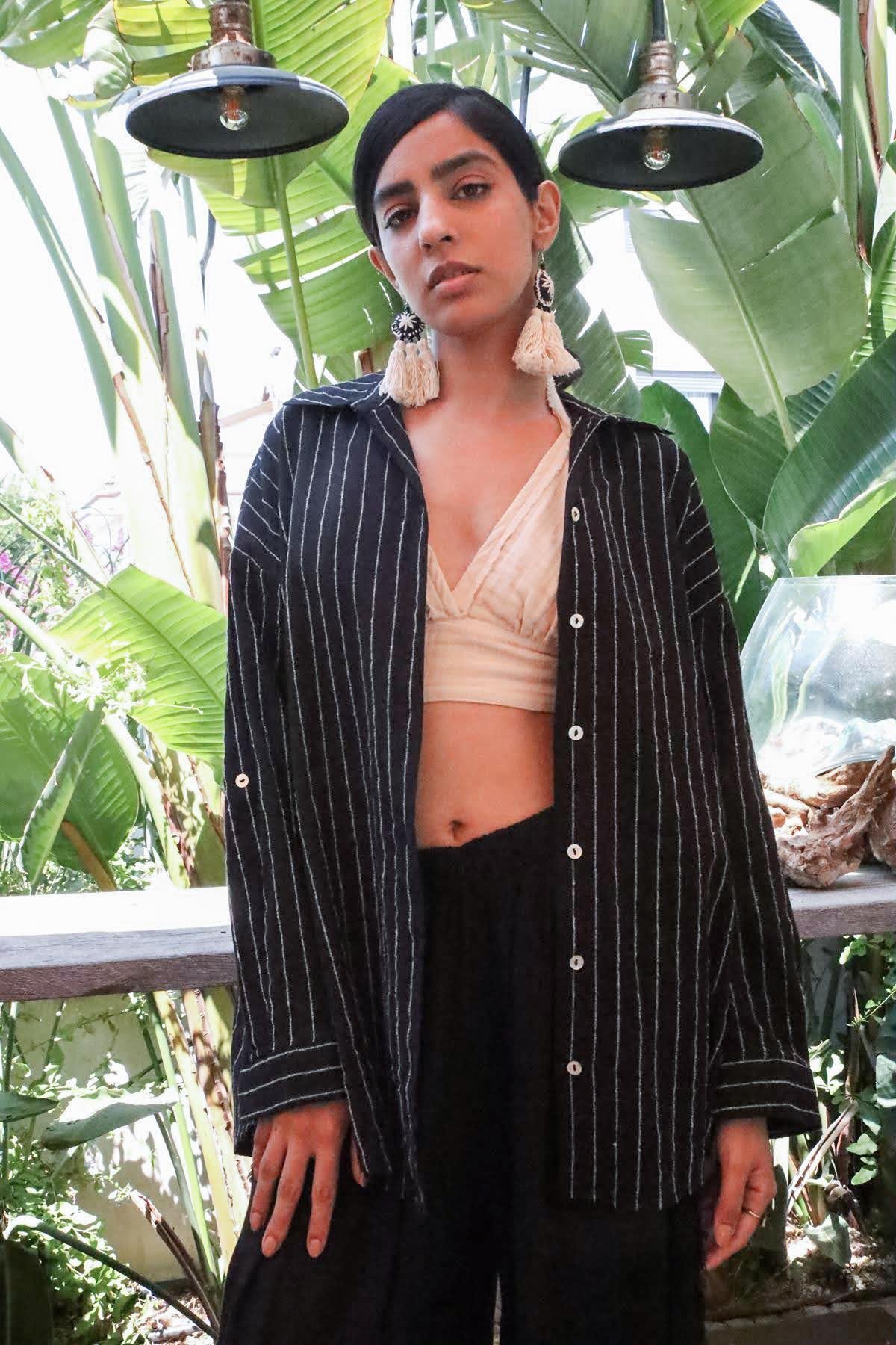 Siyah Kolları Apoletli Çizgili Keten Gömlek