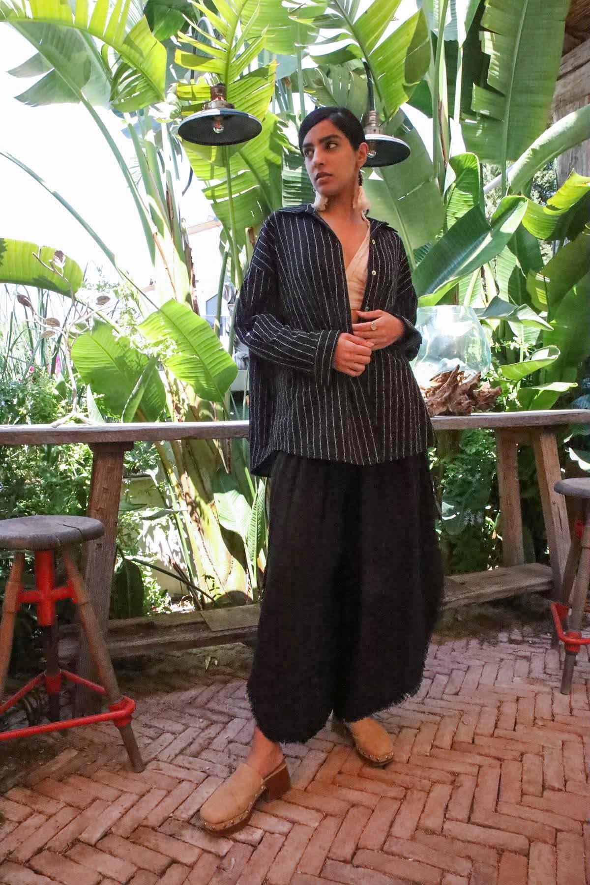 Siyah Kolları Apoletli Çizgili Keten Gömlek