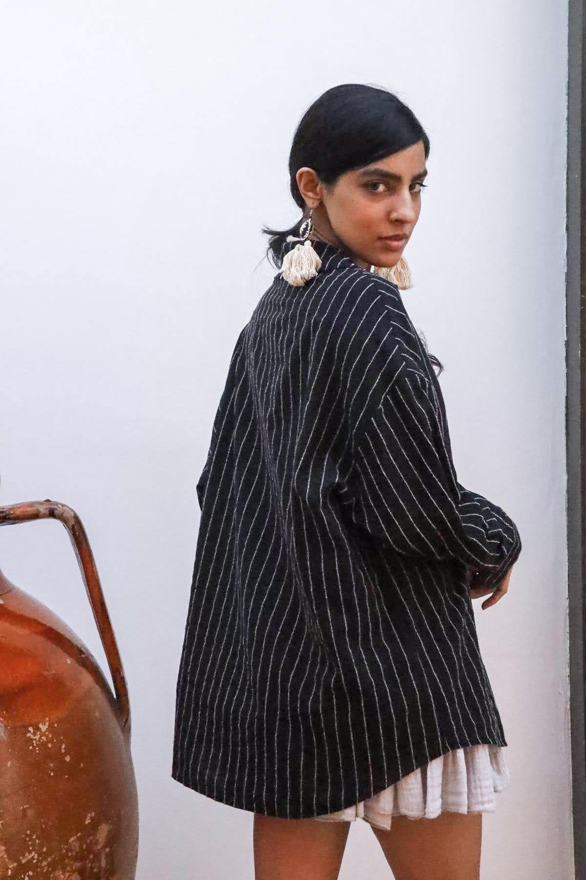 Siyah Kolları Apoletli Çizgili Keten Gömlek