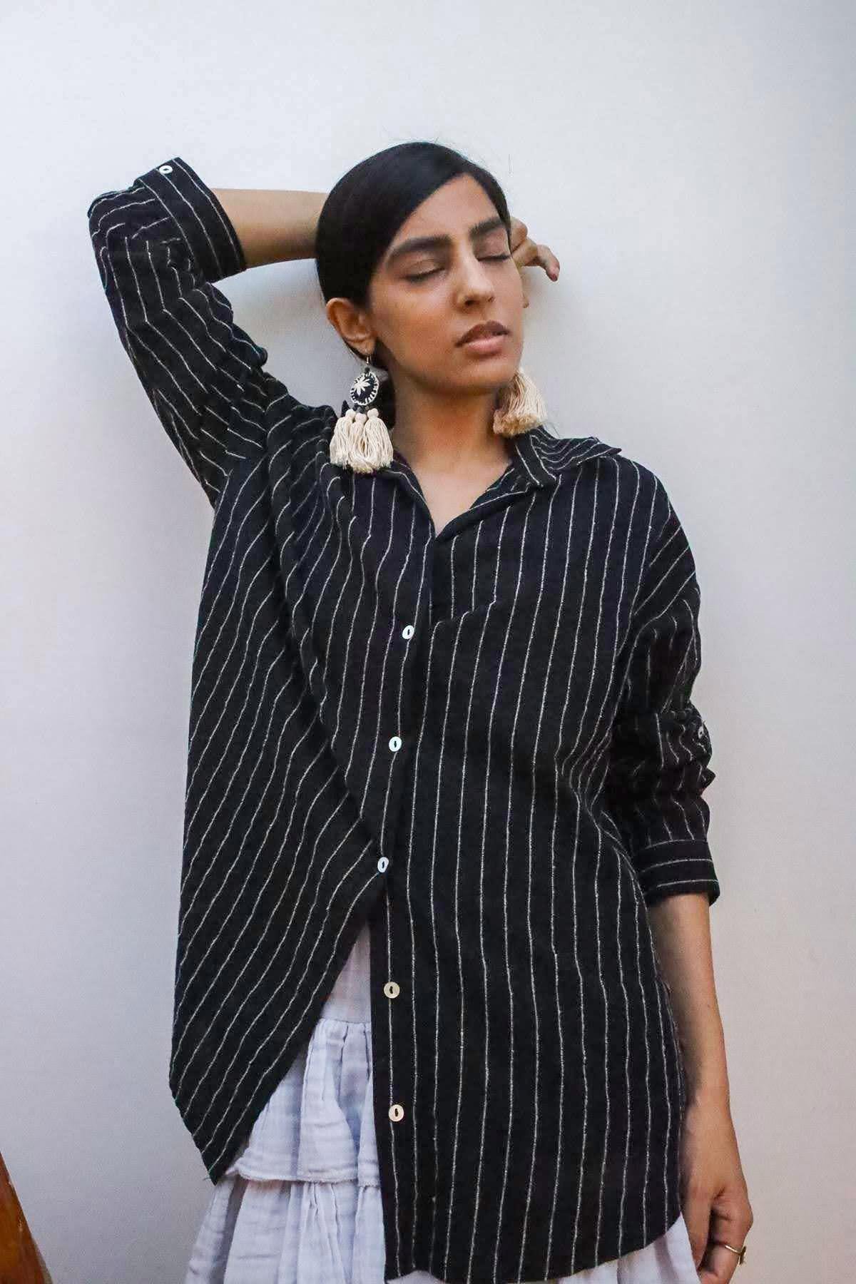 Siyah Kolları Apoletli Çizgili Keten Gömlek