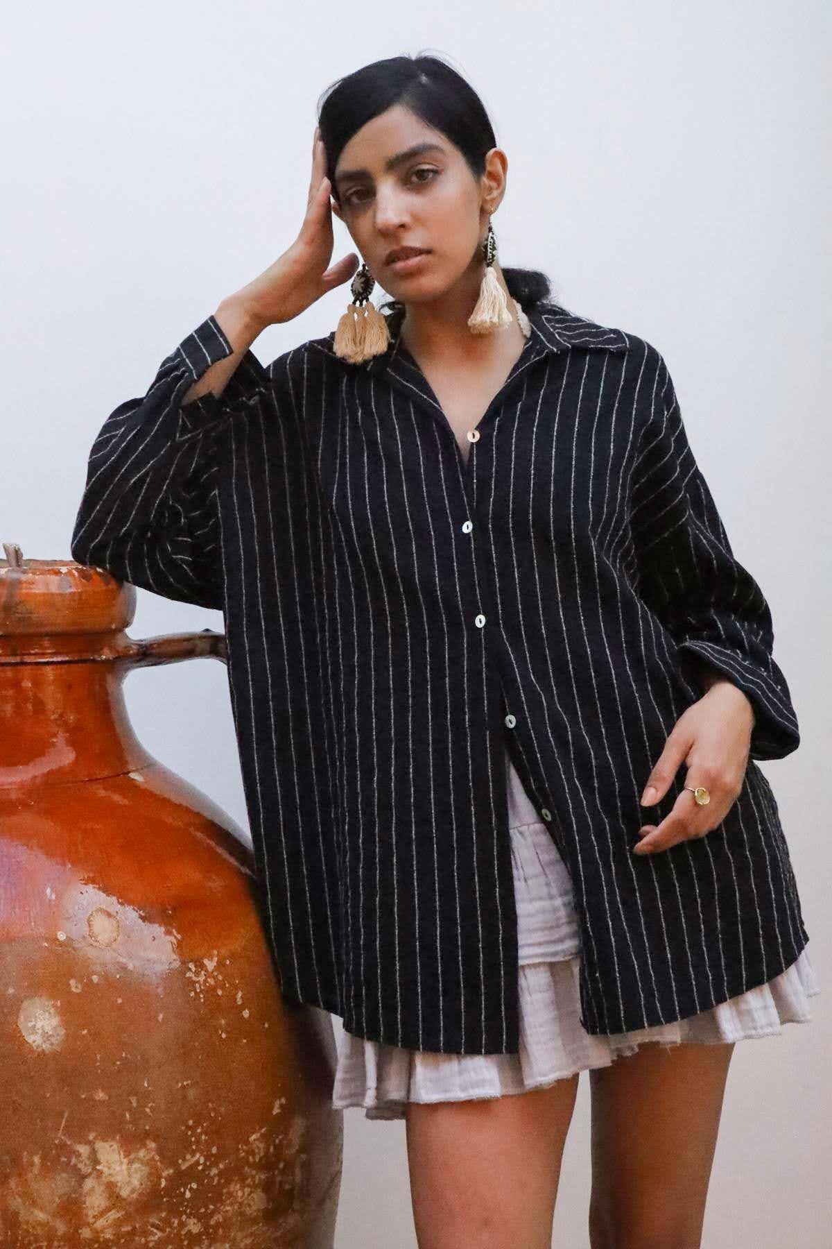 Siyah Kolları Apoletli Çizgili Keten Gömlek