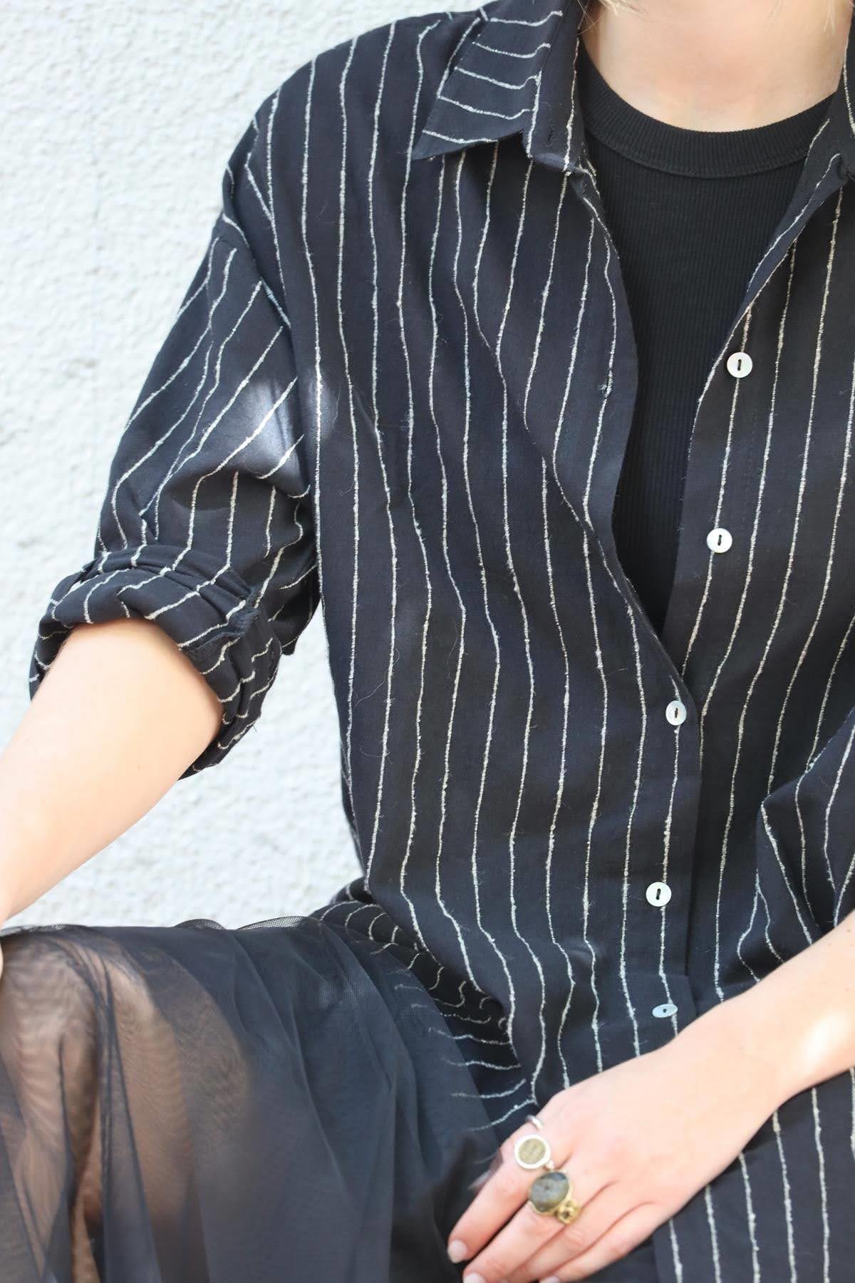 Siyah Kolları Apoletli Çizgili Keten Gömlek