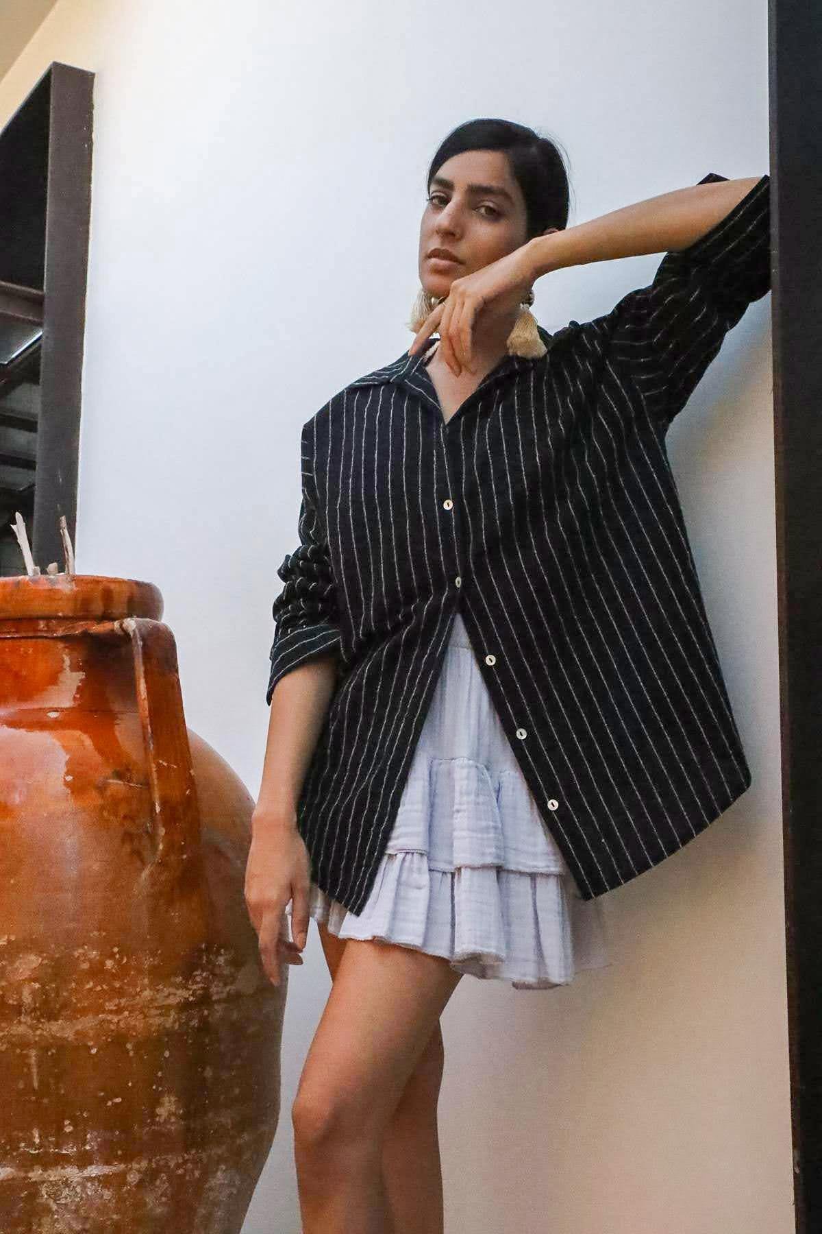 Siyah Kolları Apoletli Çizgili Keten Gömlek