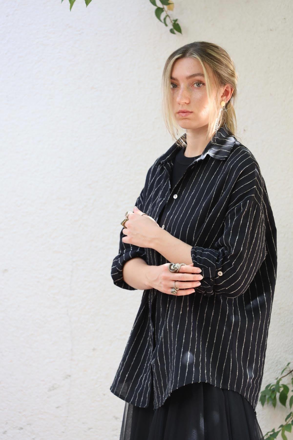 Siyah Kolları Apoletli Çizgili Keten Gömlek