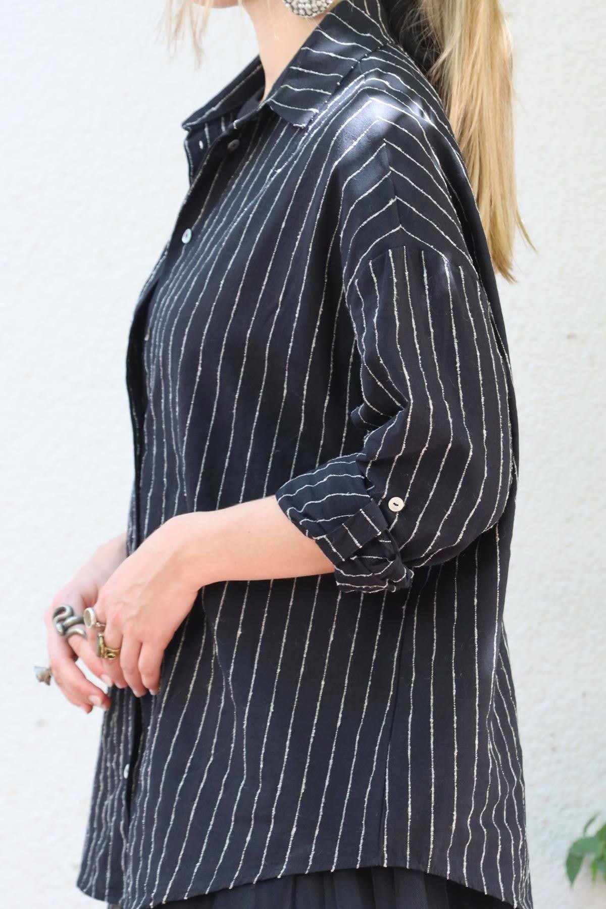 Siyah Kolları Apoletli Çizgili Keten Gömlek