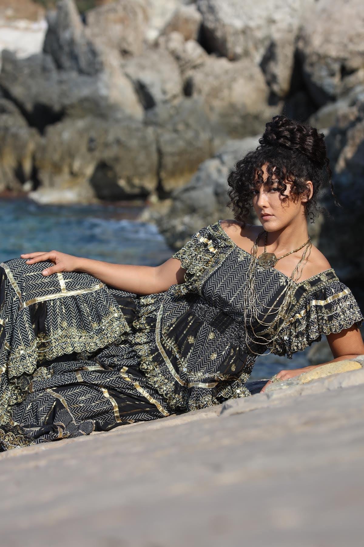 Siyah Volanlı İşlemeli Tasarım Etek ve Bluz Takım