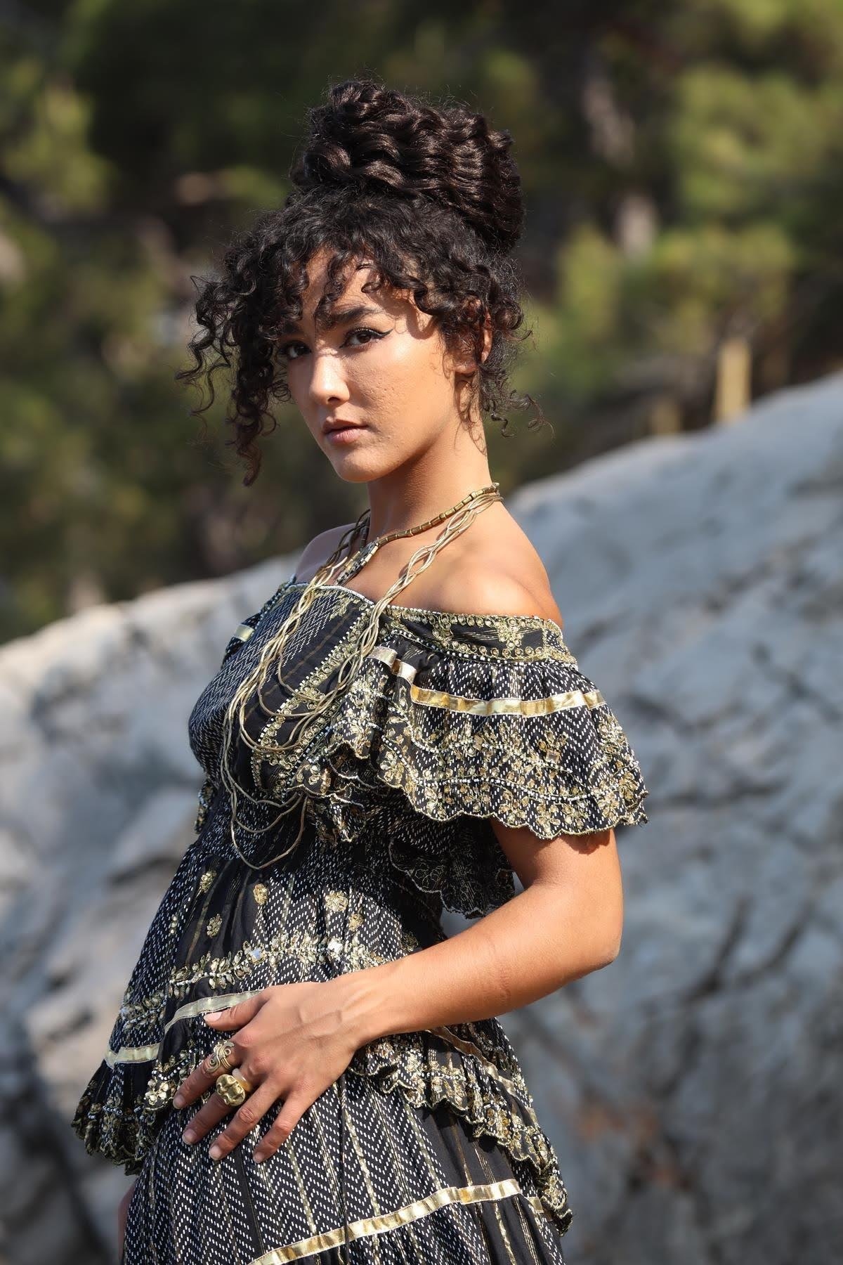 Siyah Volanlı İşlemeli Tasarım Etek ve Bluz Takım