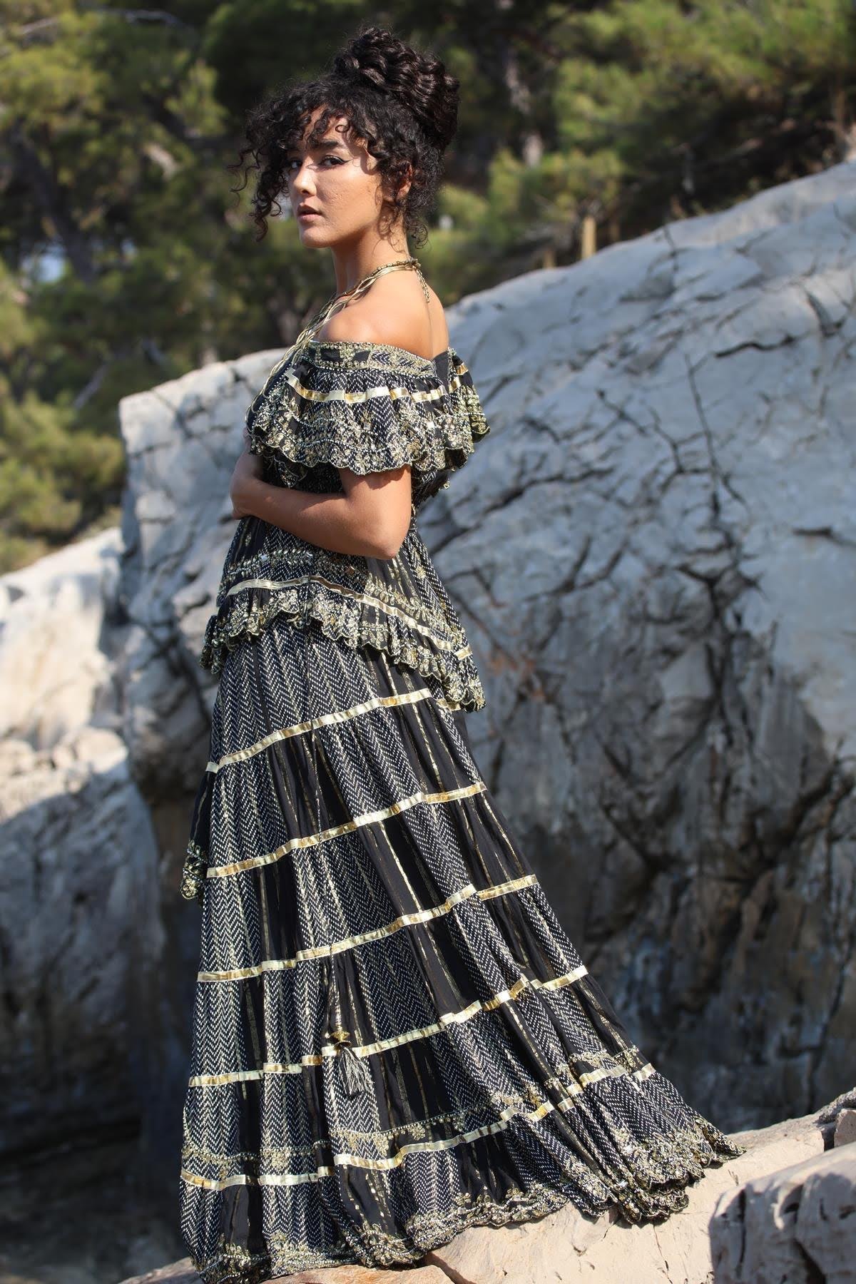 Siyah Volanlı İşlemeli Tasarım Etek ve Bluz Takım