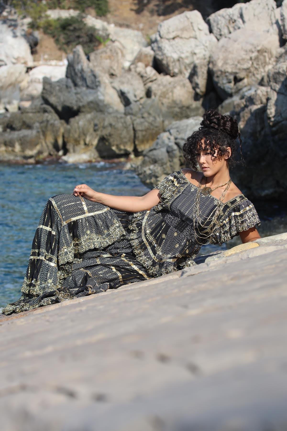 Siyah Volanlı İşlemeli Tasarım Etek ve Bluz Takım