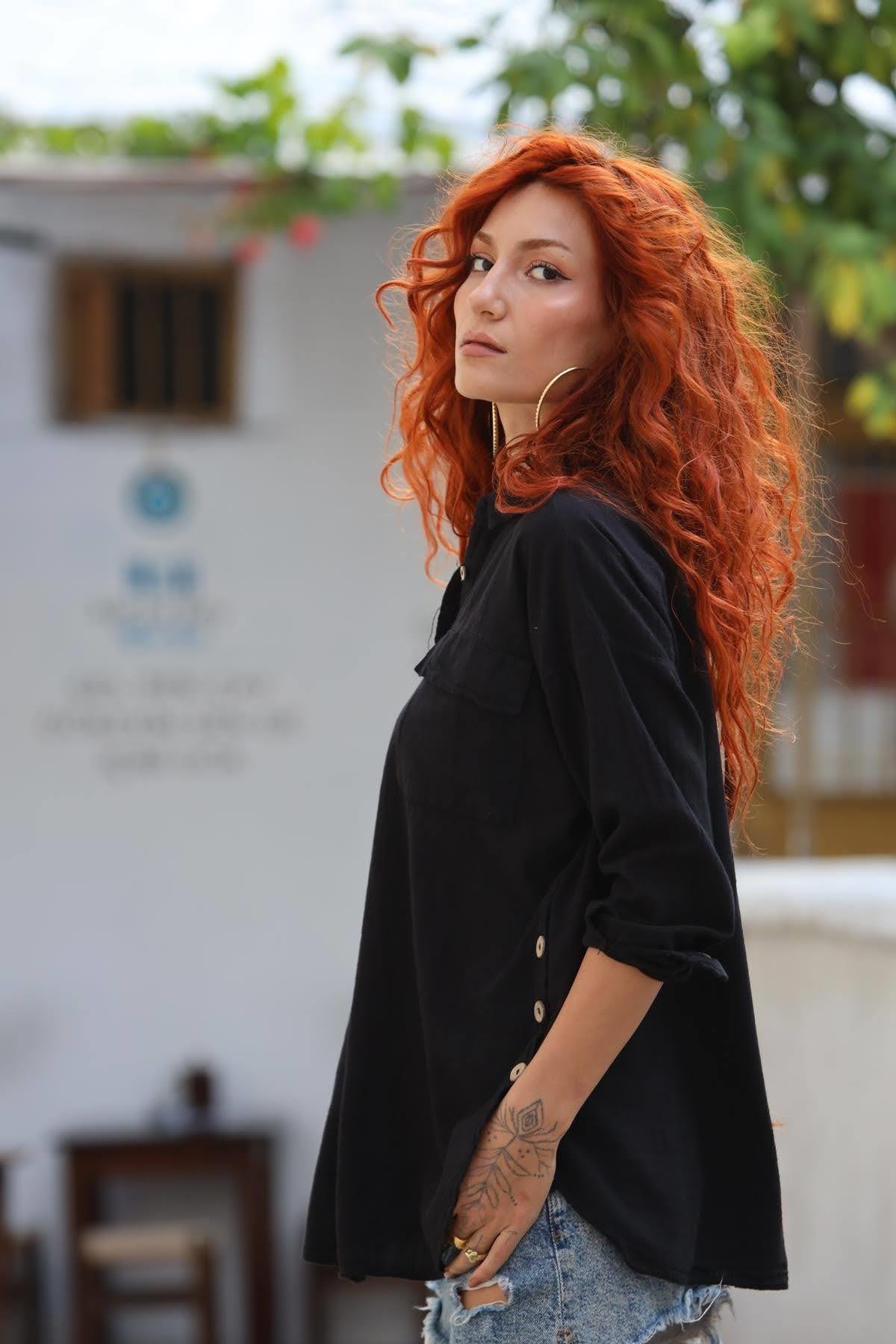 Siyah Yanları Düğmeli Cepleri Kapaklı Gömlek