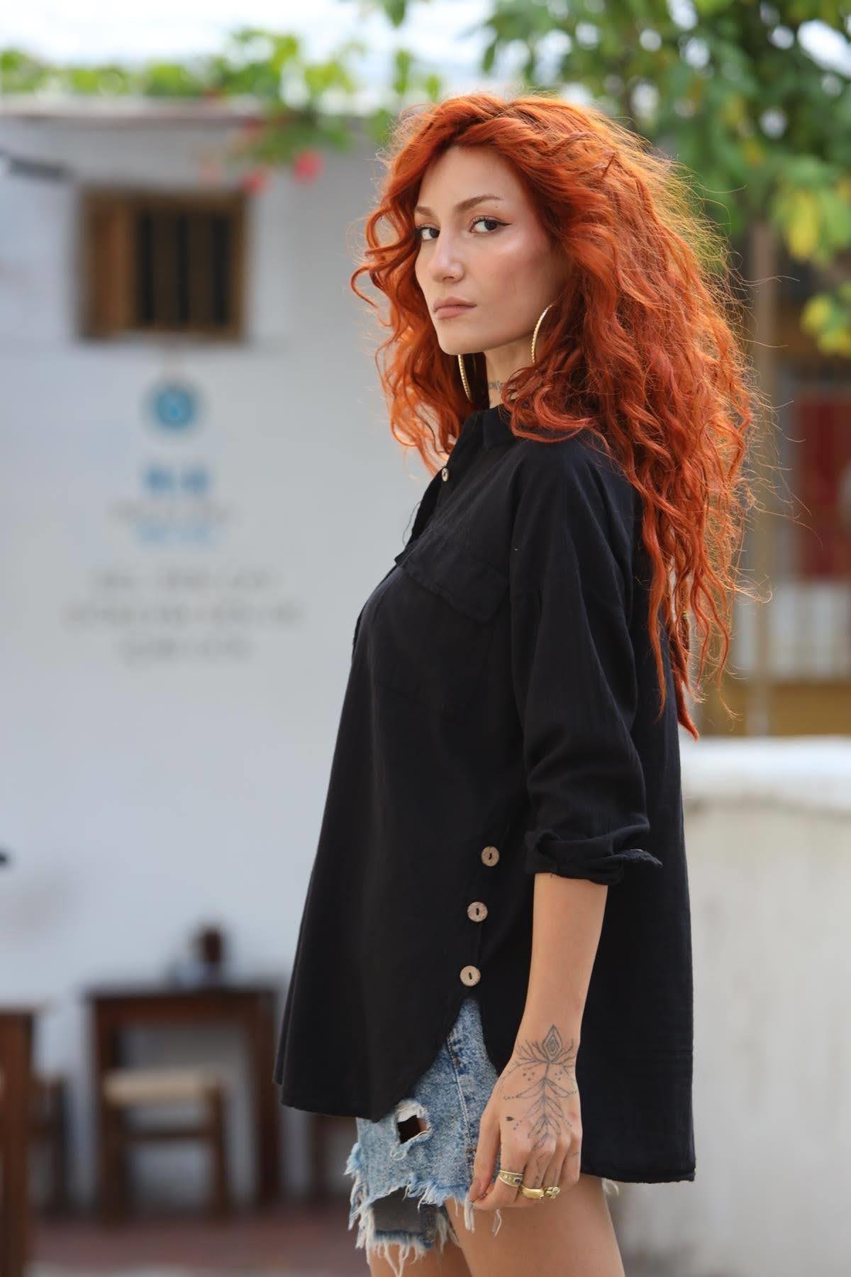 Siyah Yanları Düğmeli Cepleri Kapaklı Gömlek