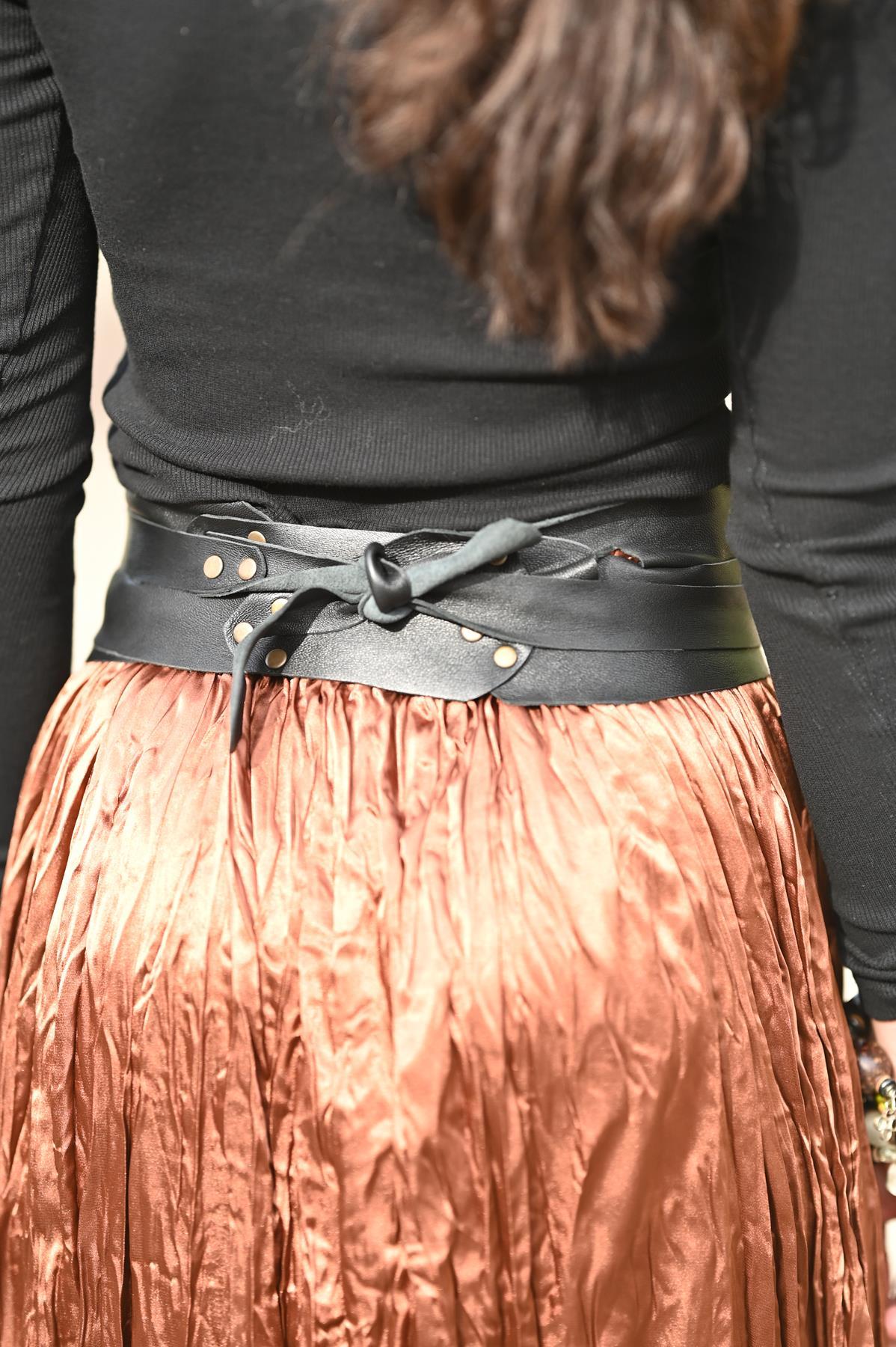 Siyah Zımbalı Bağlamalı Deri Kemer