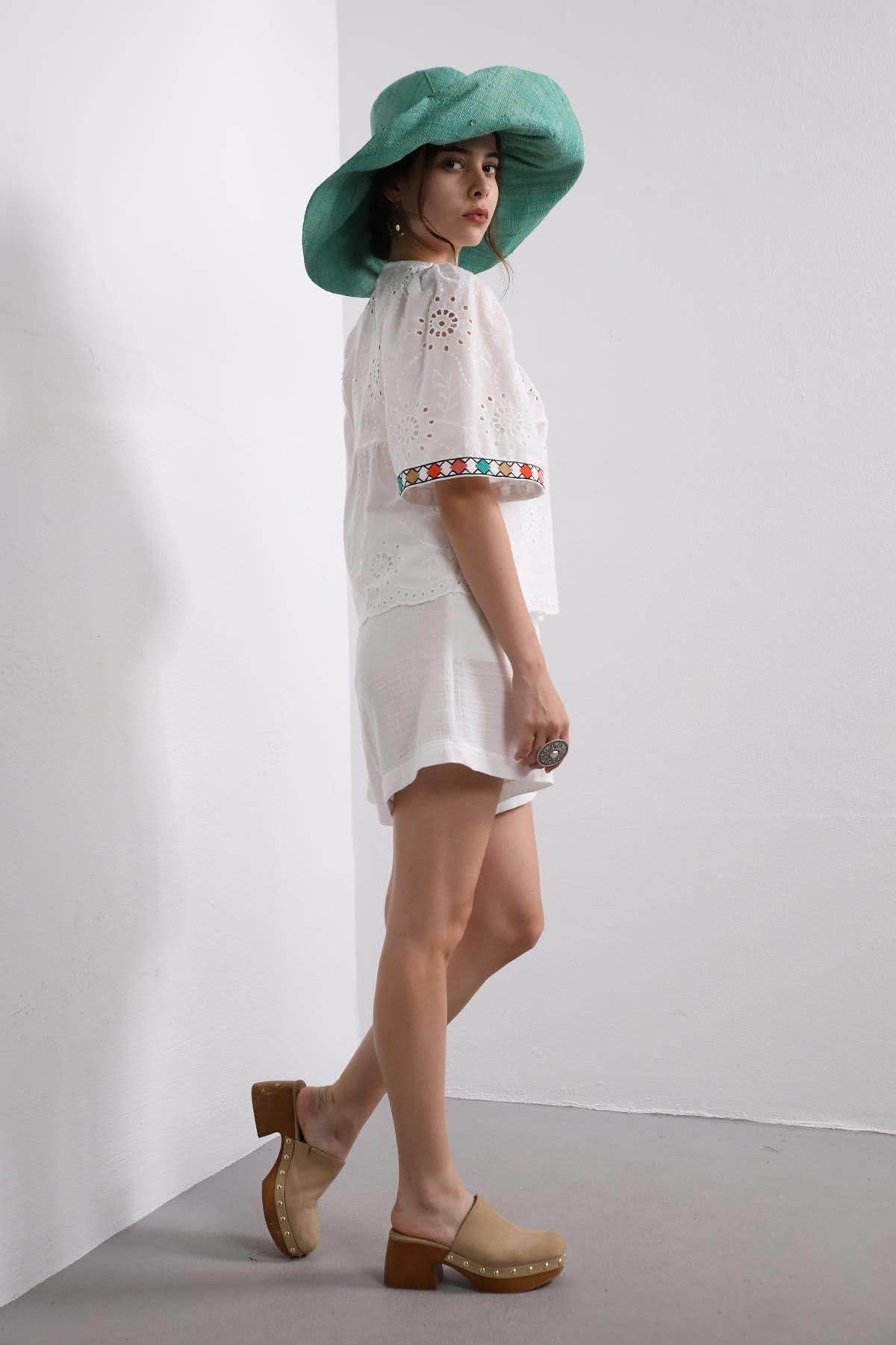  Beyaz Beli Lastikli Şort