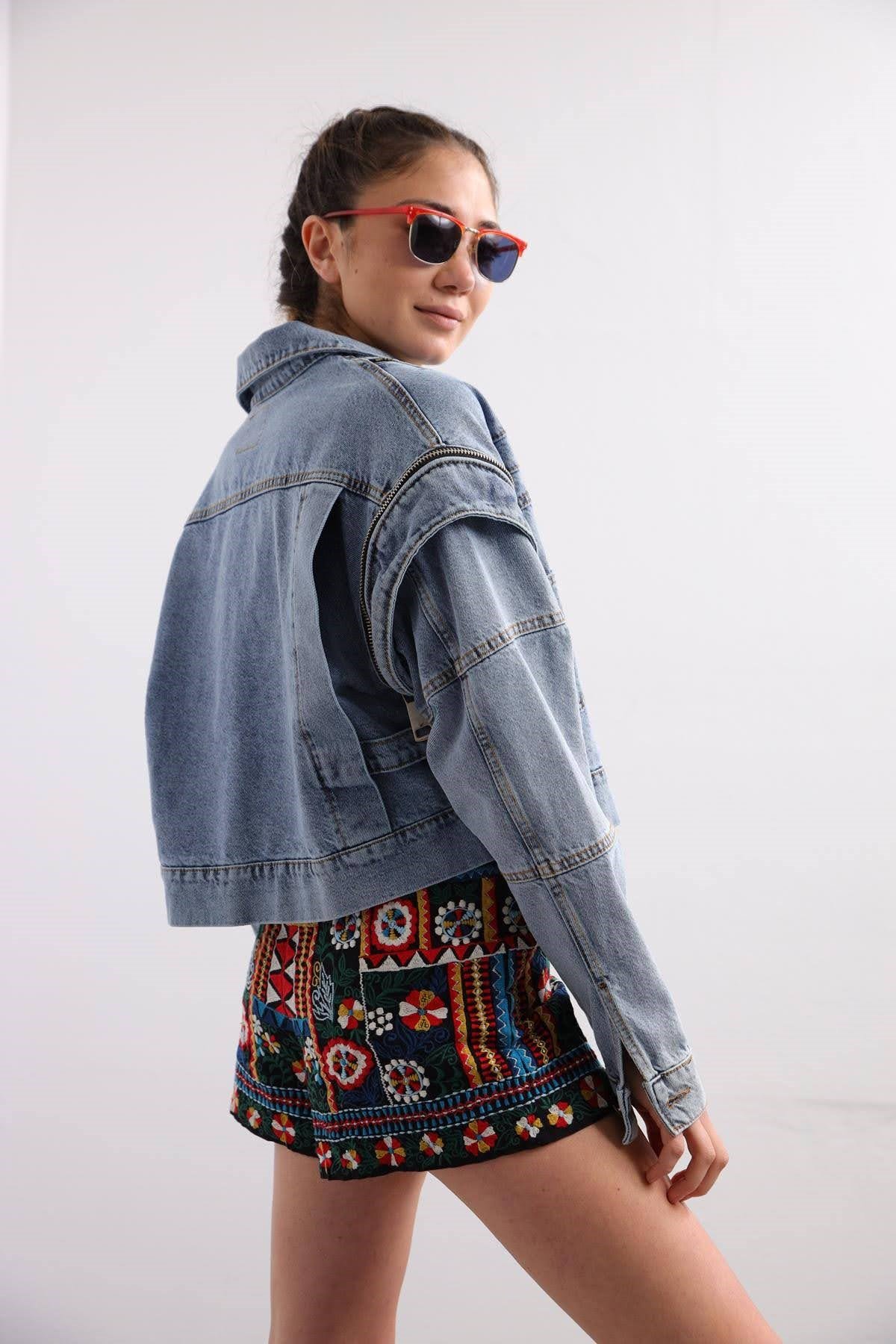  Siyah İşlemeli Mini Şort