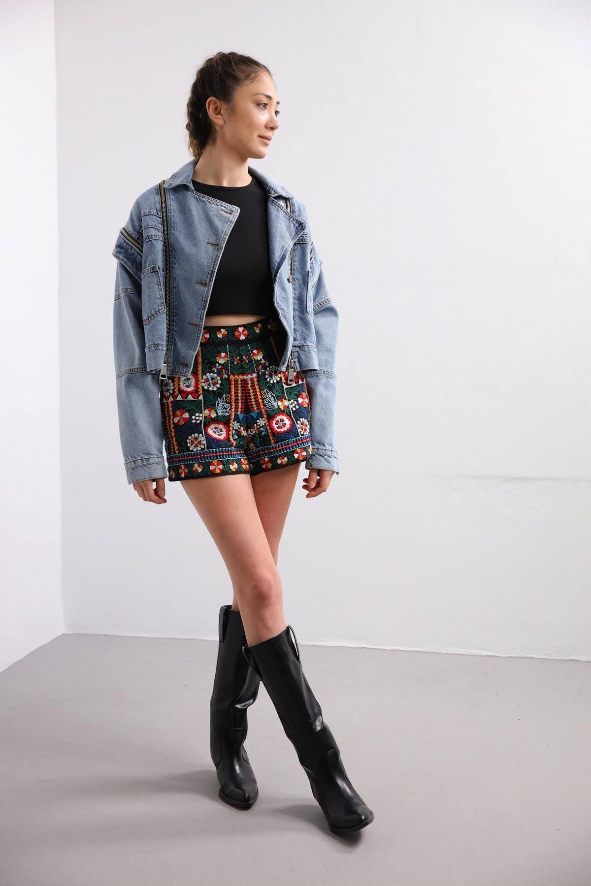  Siyah İşlemeli Mini Şort