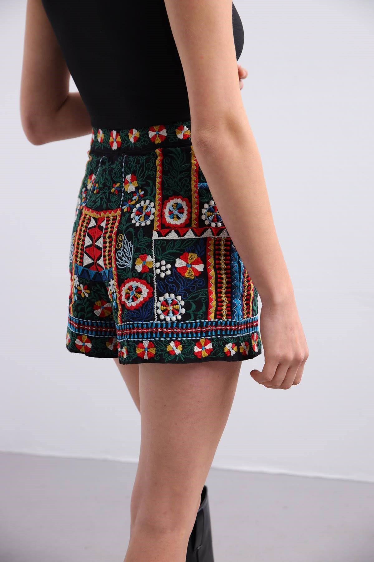  Siyah İşlemeli Mini Şort