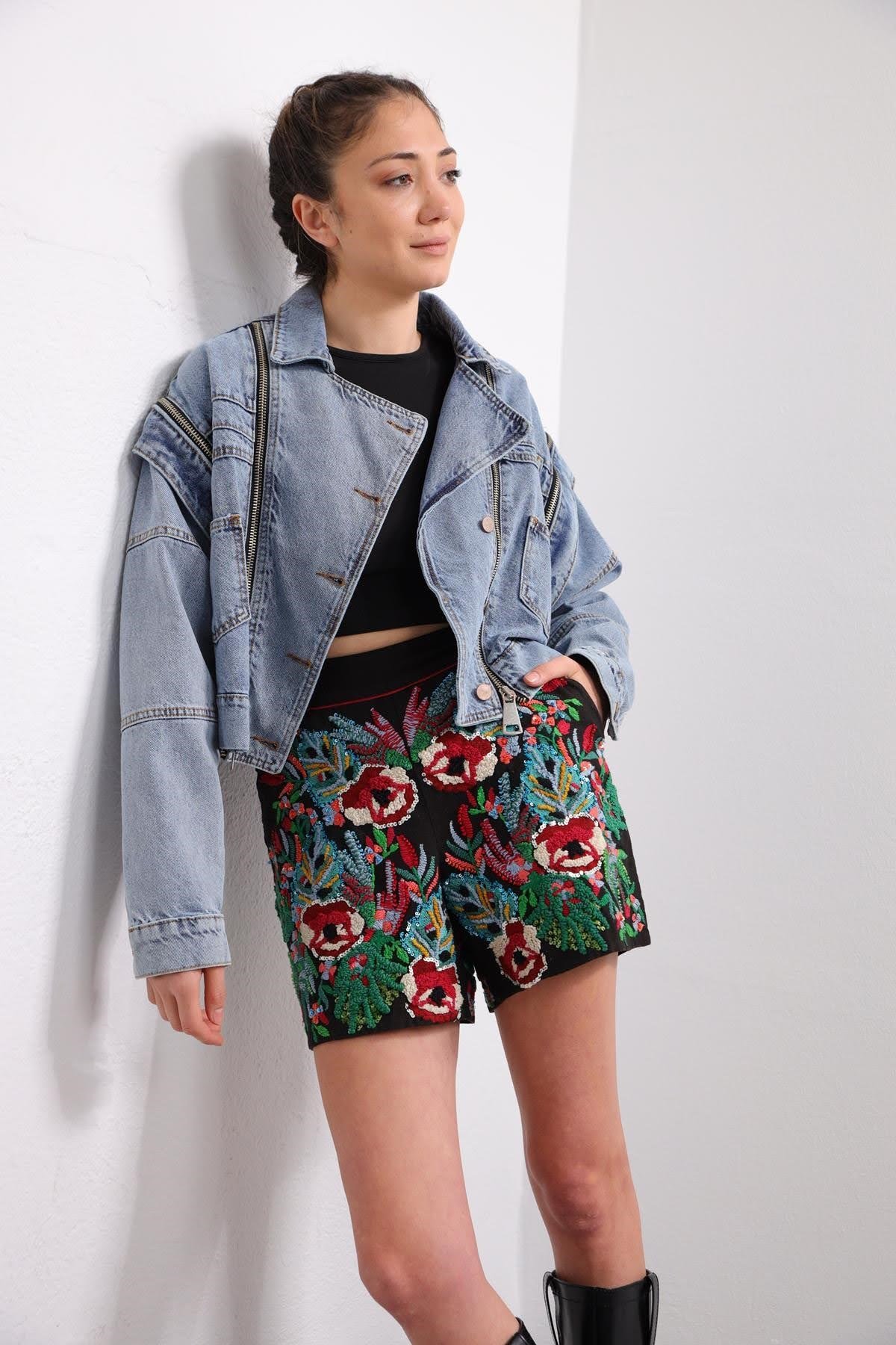  Siyah İşlemeli Mini Şort