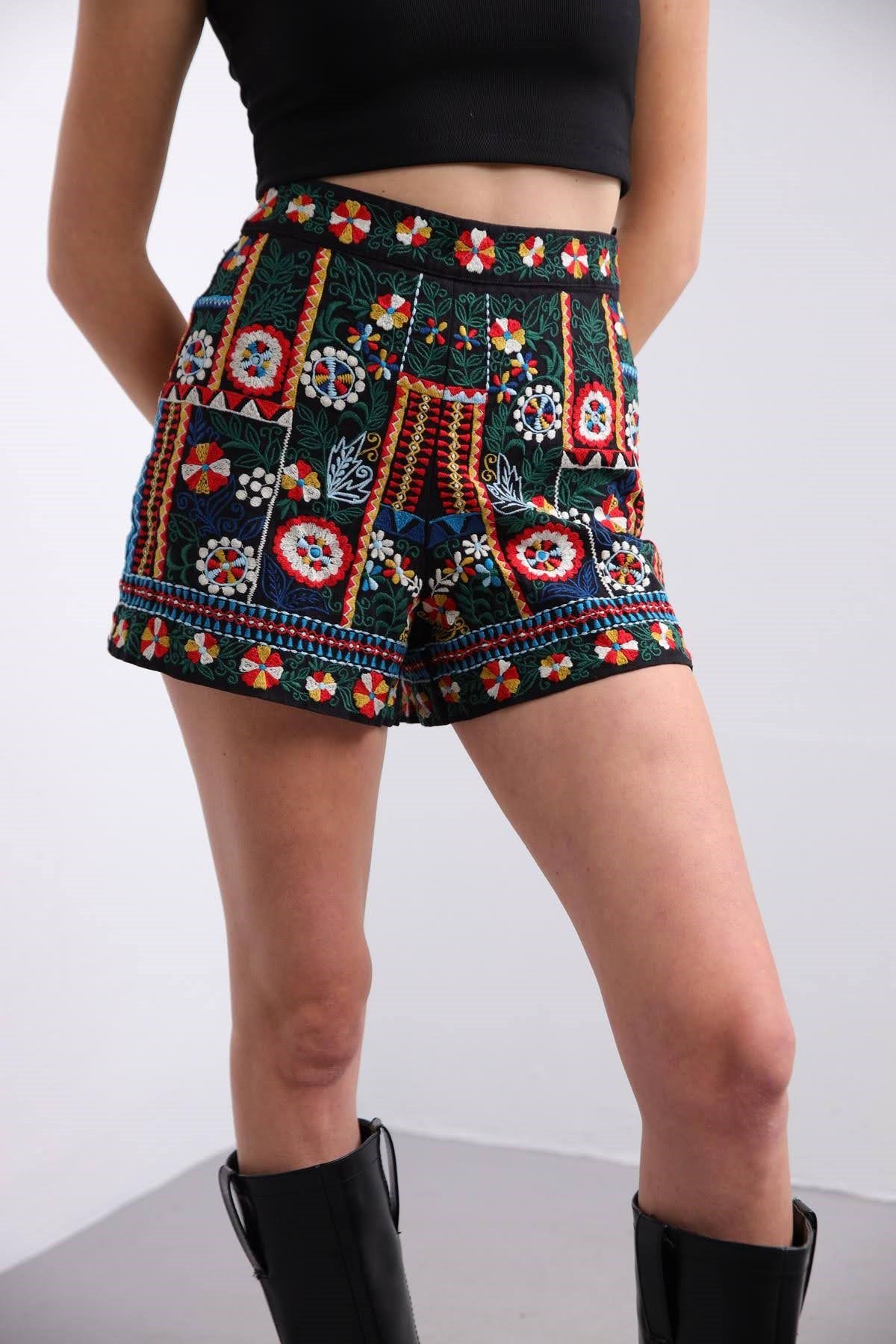  Siyah İşlemeli Mini Şort