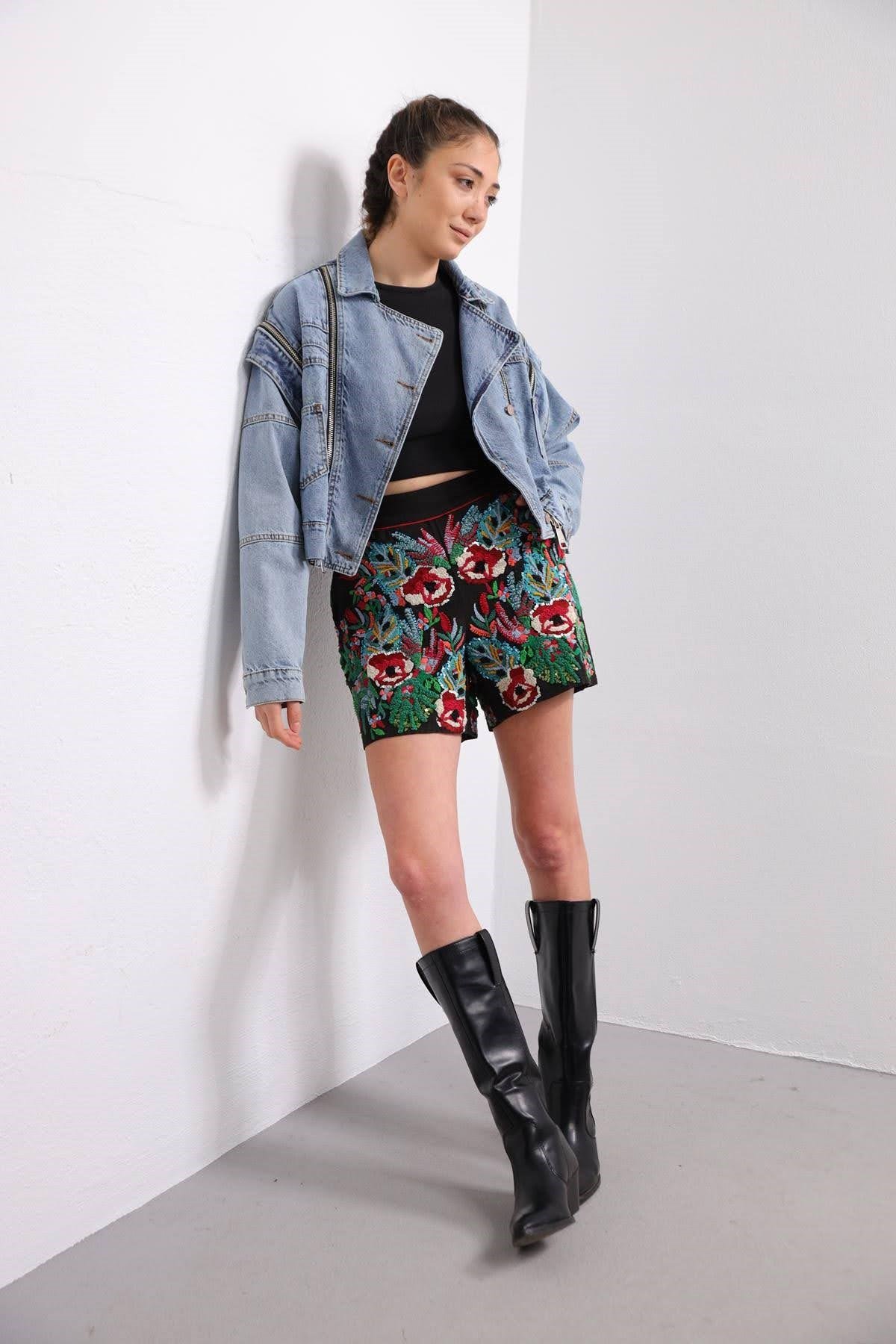  Siyah İşlemeli Mini Şort