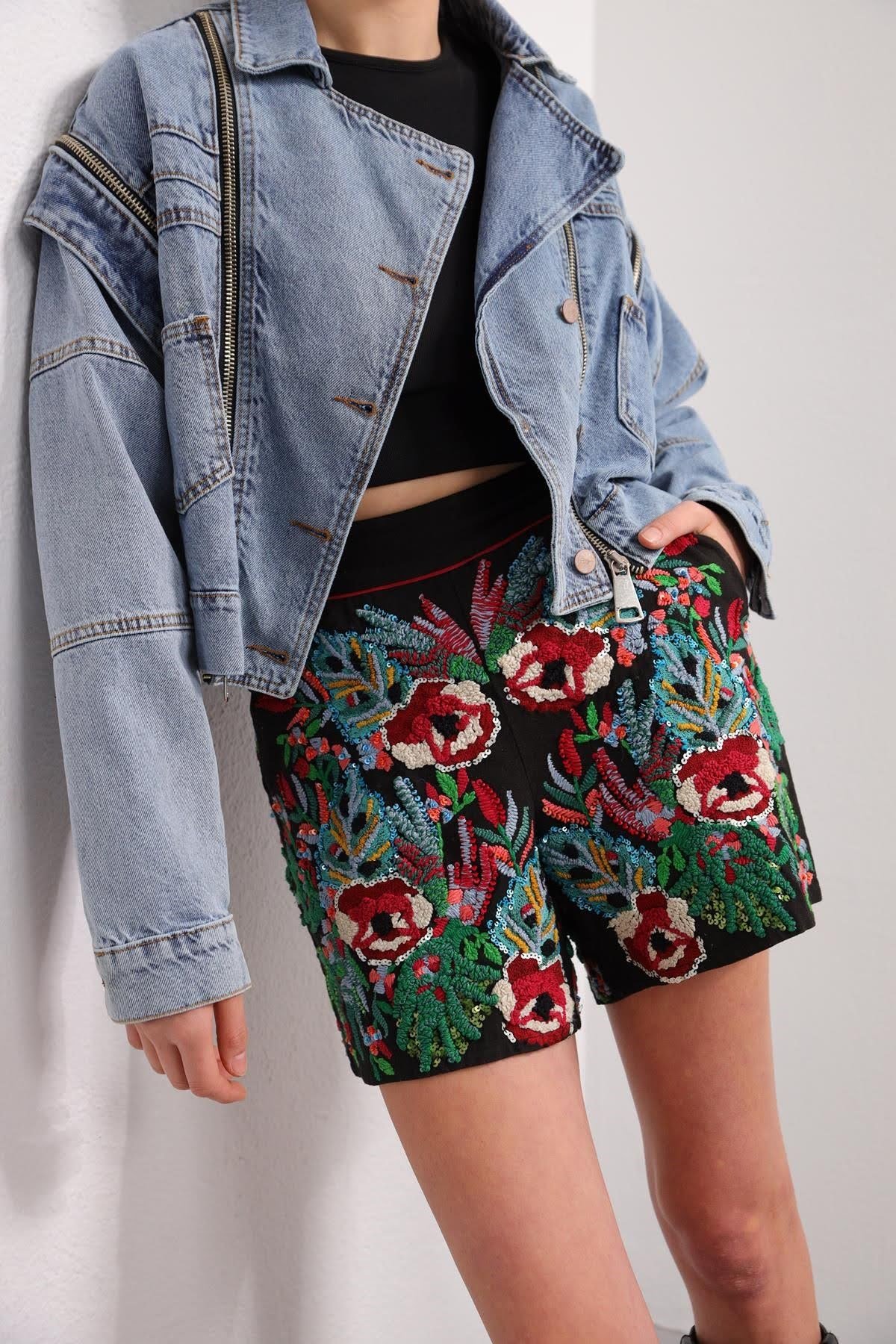  Siyah İşlemeli Mini Şort