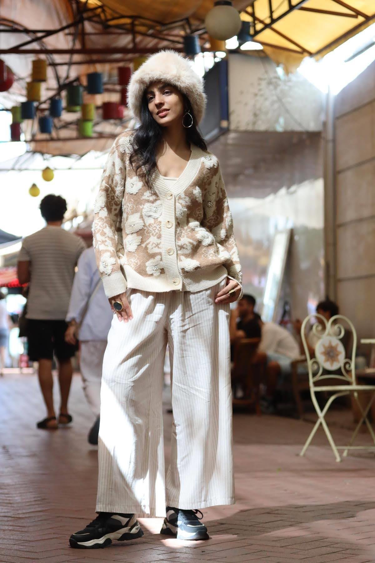 Sütlü Kahve İnci Detaylı Çiçek Kabartmalı Hırka