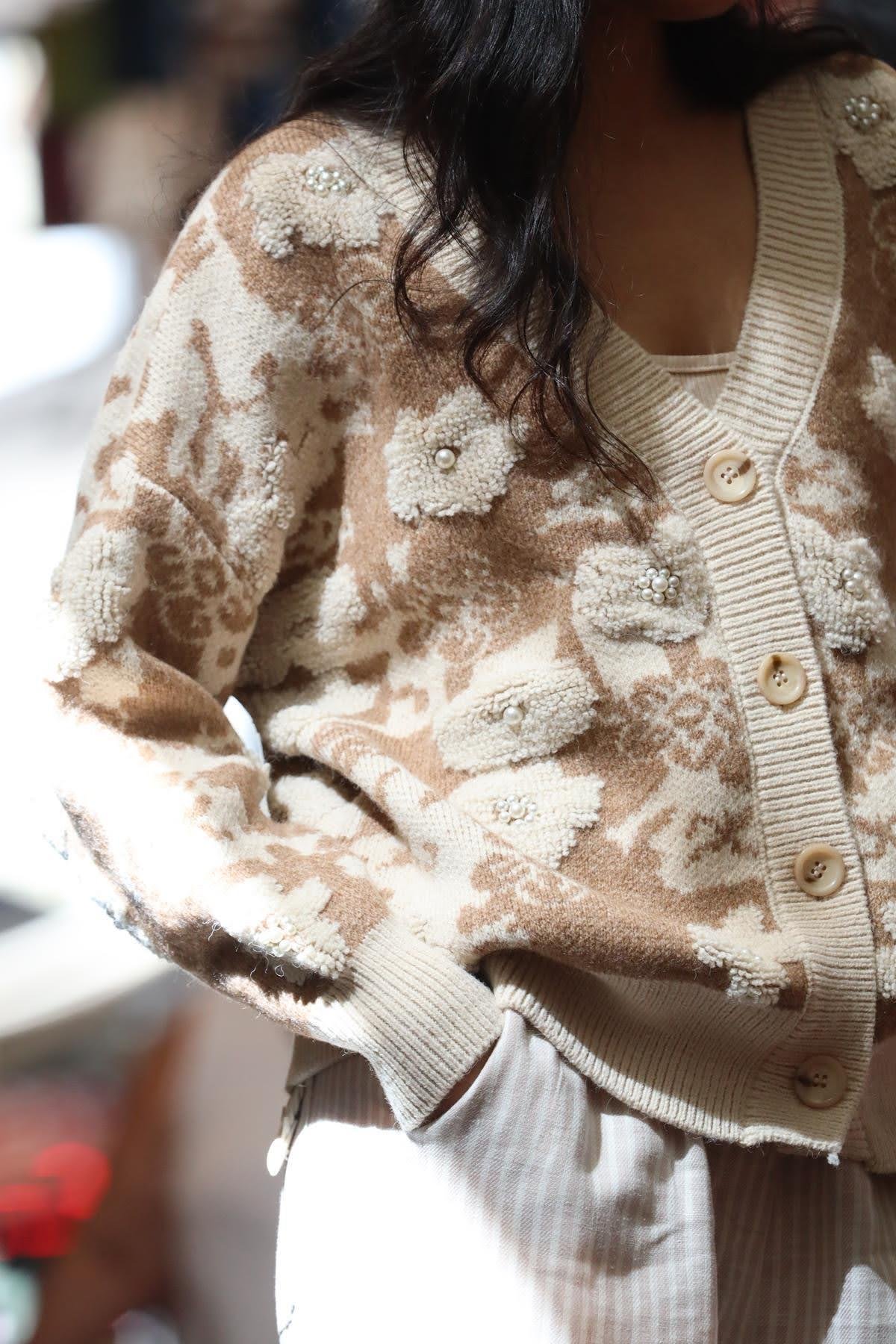 Sütlü Kahve İnci Detaylı Çiçek Kabartmalı Hırka