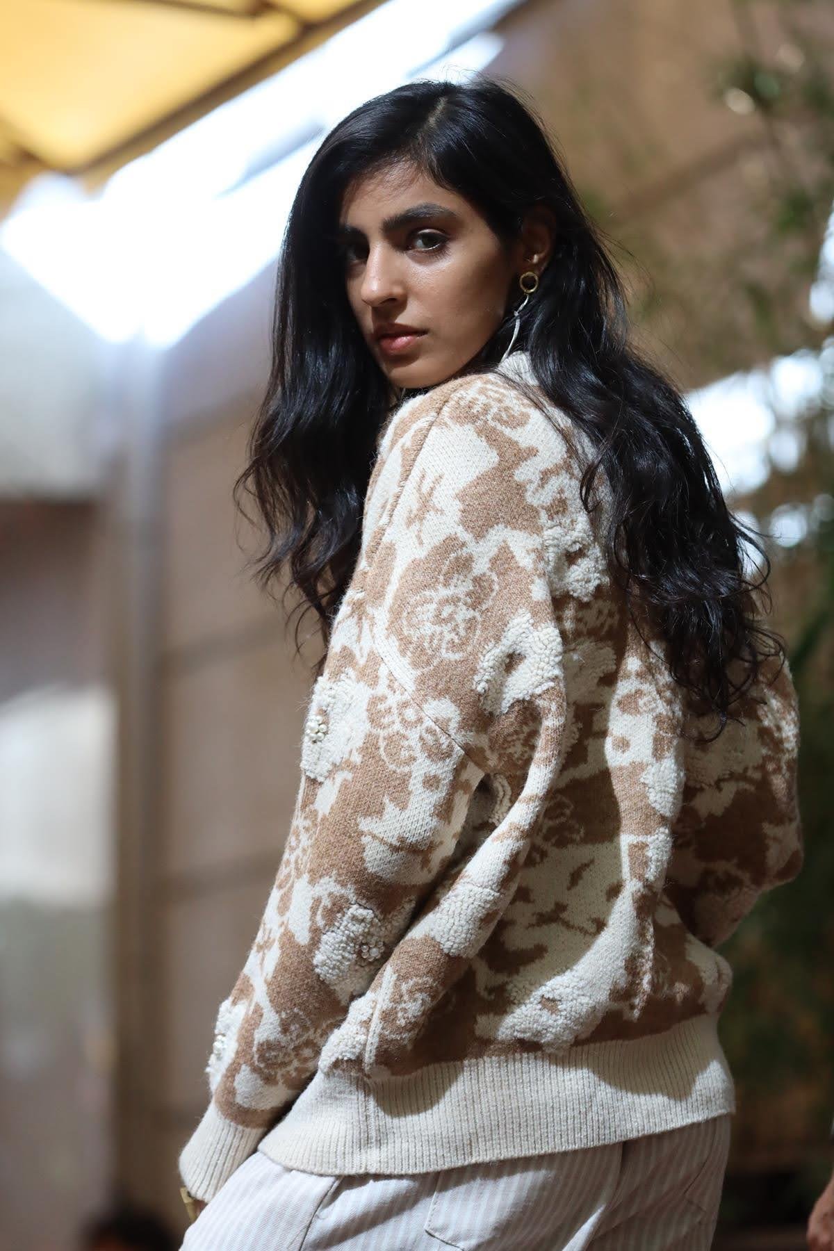 Sütlü Kahve İnci Detaylı Çiçek Kabartmalı Hırka