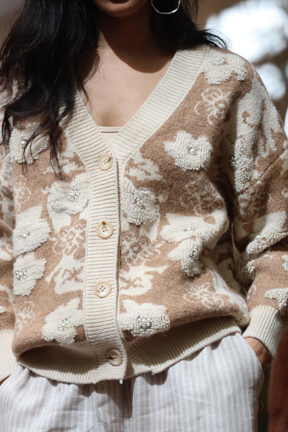 Sütlü Kahve İnci Detaylı Çiçek Kabartmalı Hırka