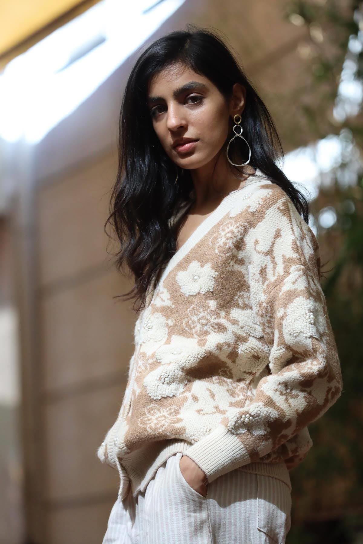 Sütlü Kahve İnci Detaylı Çiçek Kabartmalı Hırka