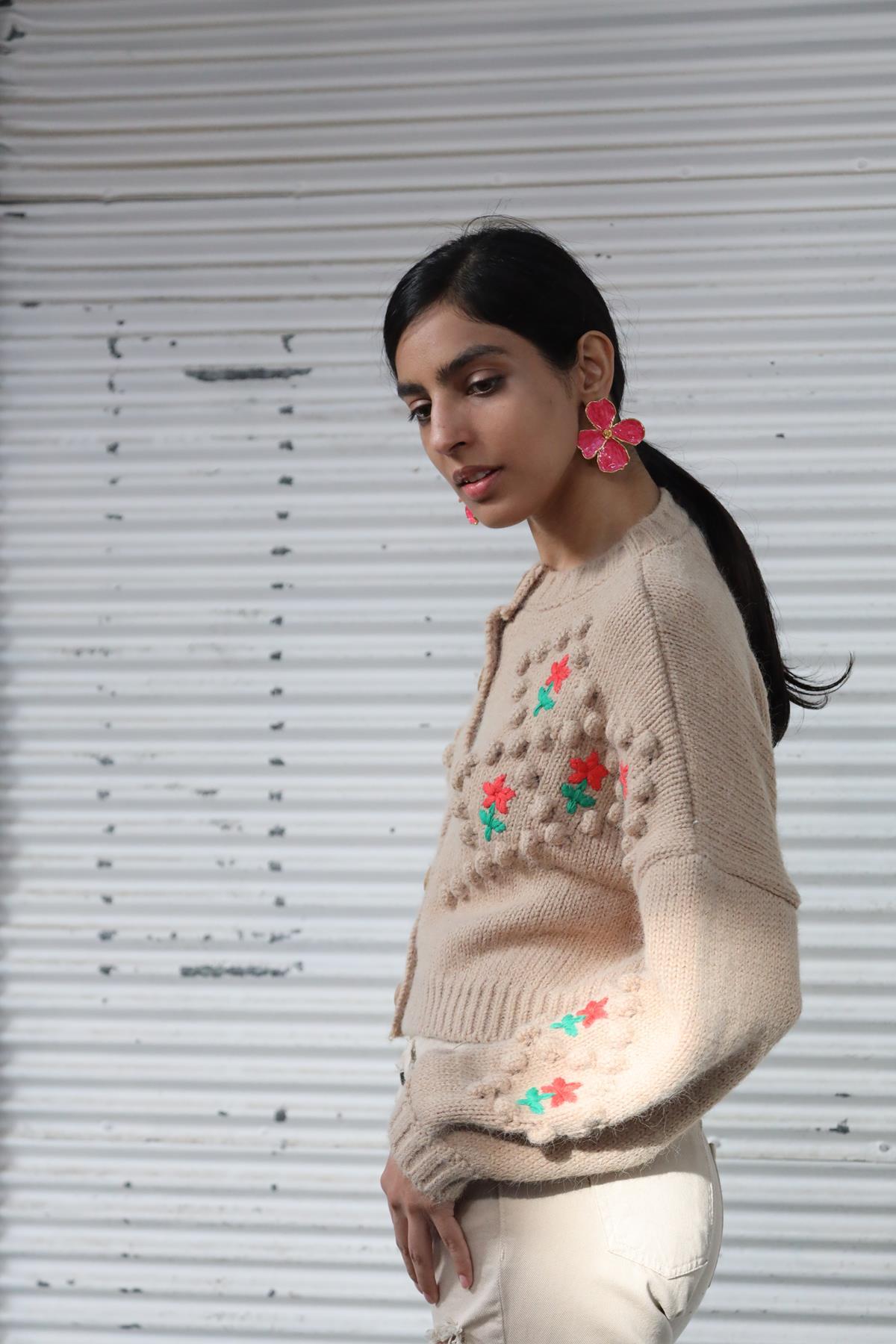 Sütlü Kahve Ponponlu Çiçek Nakışlı Kısa Hırka