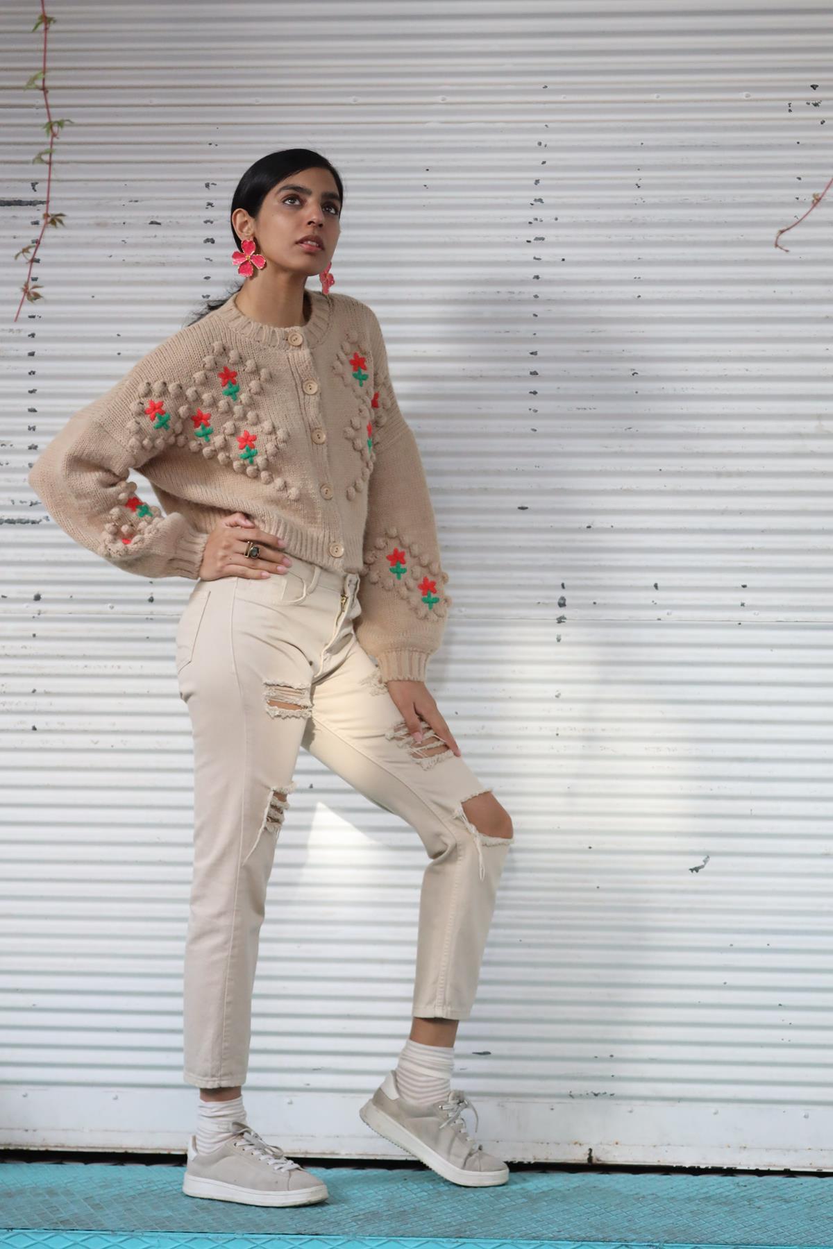 Sütlü Kahve Ponponlu Çiçek Nakışlı Kısa Hırka