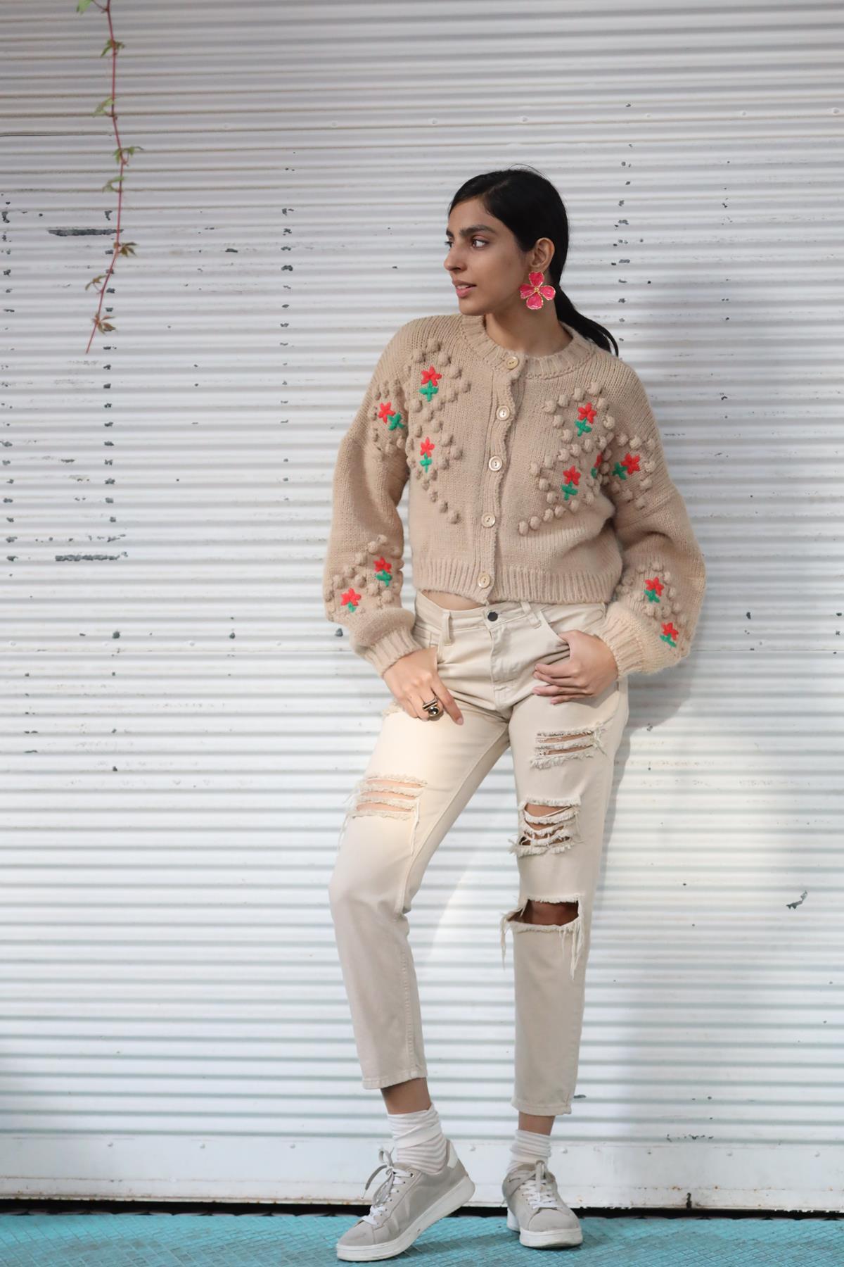 Sütlü Kahve Ponponlu Çiçek Nakışlı Kısa Hırka