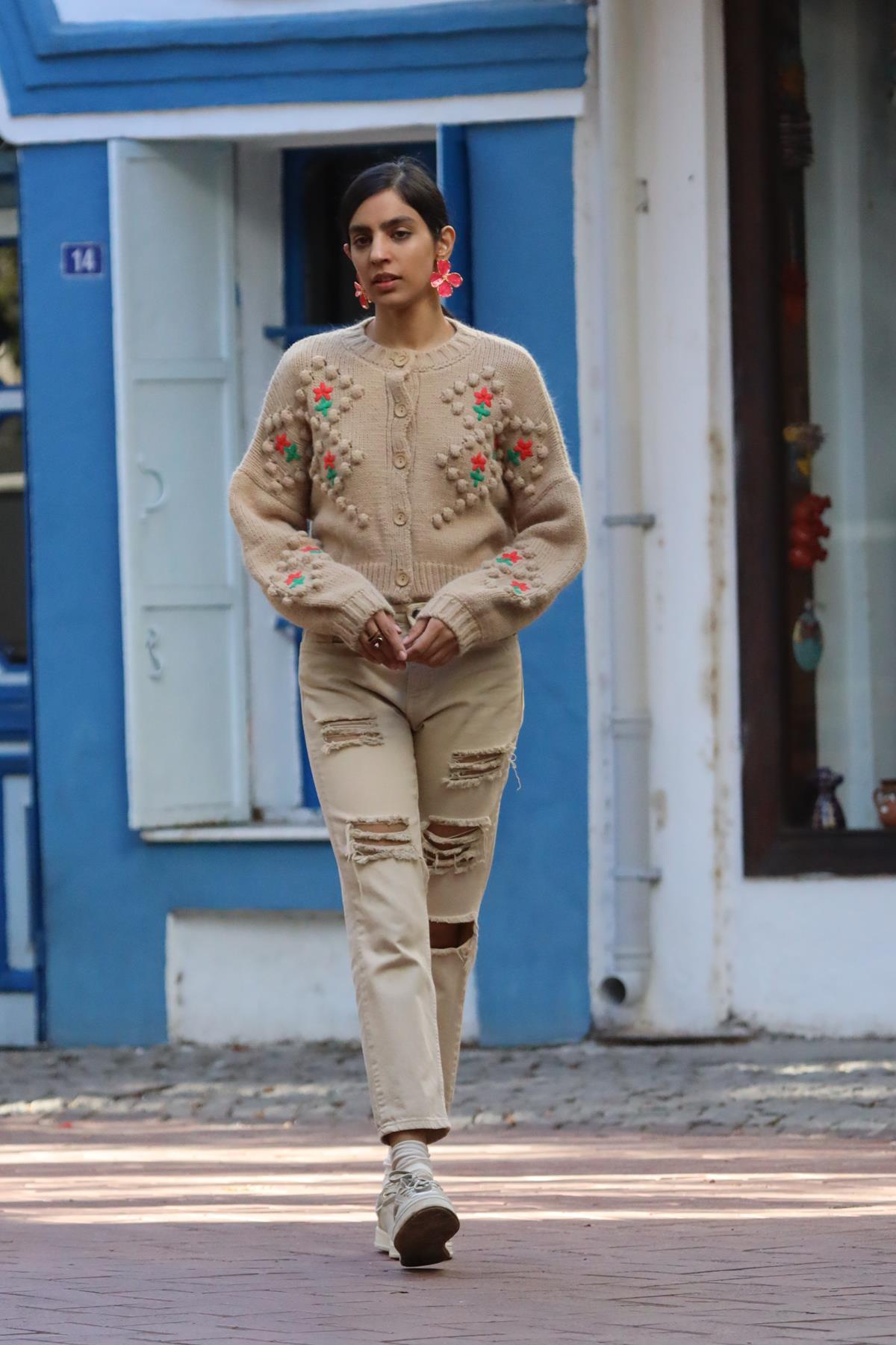 Sütlü Kahve Ponponlu Çiçek Nakışlı Kısa Hırka