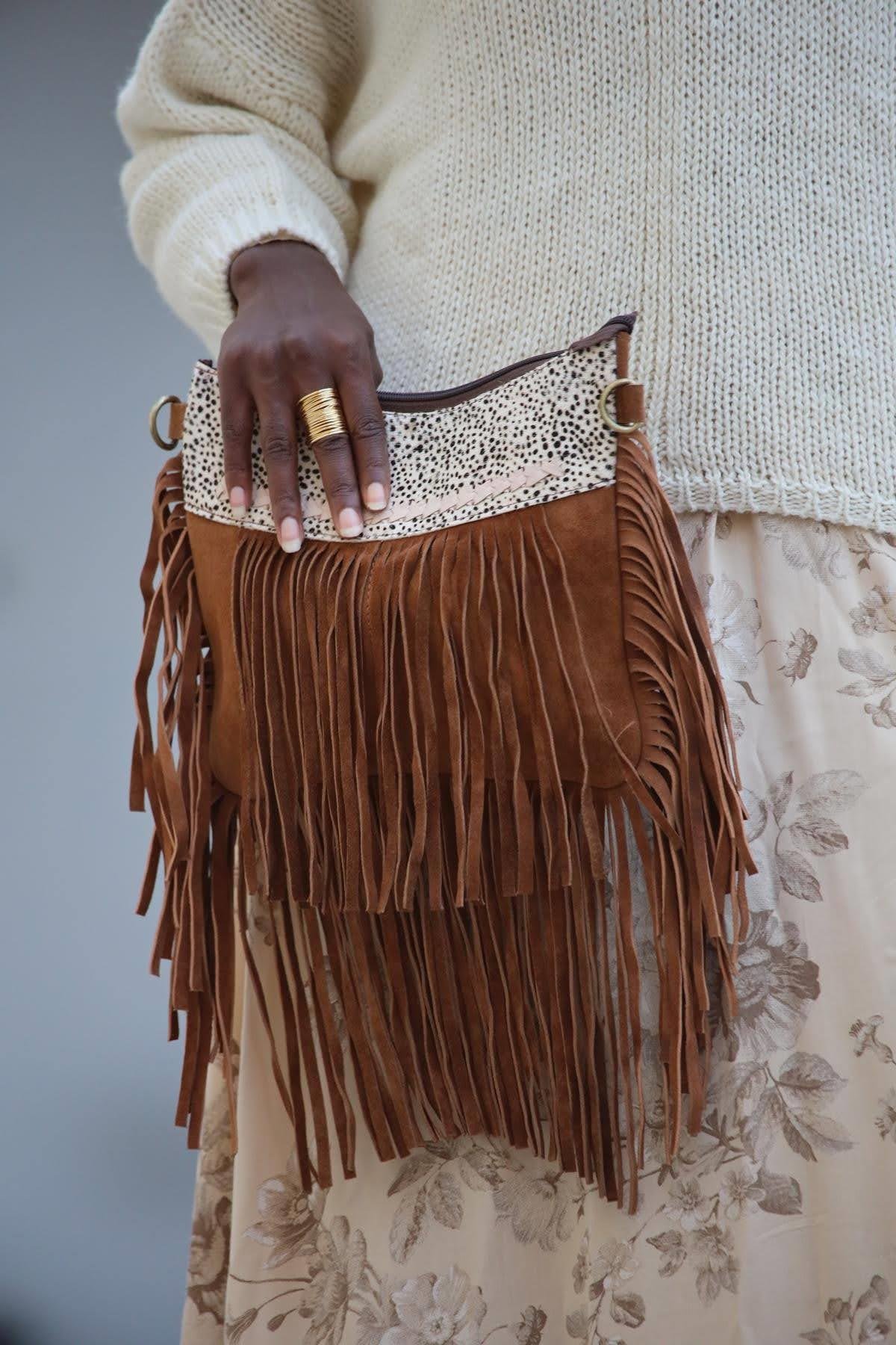 Sütlü Kahve Tay Tüyü Detaylı Püsküllü Süet Deri Çanta